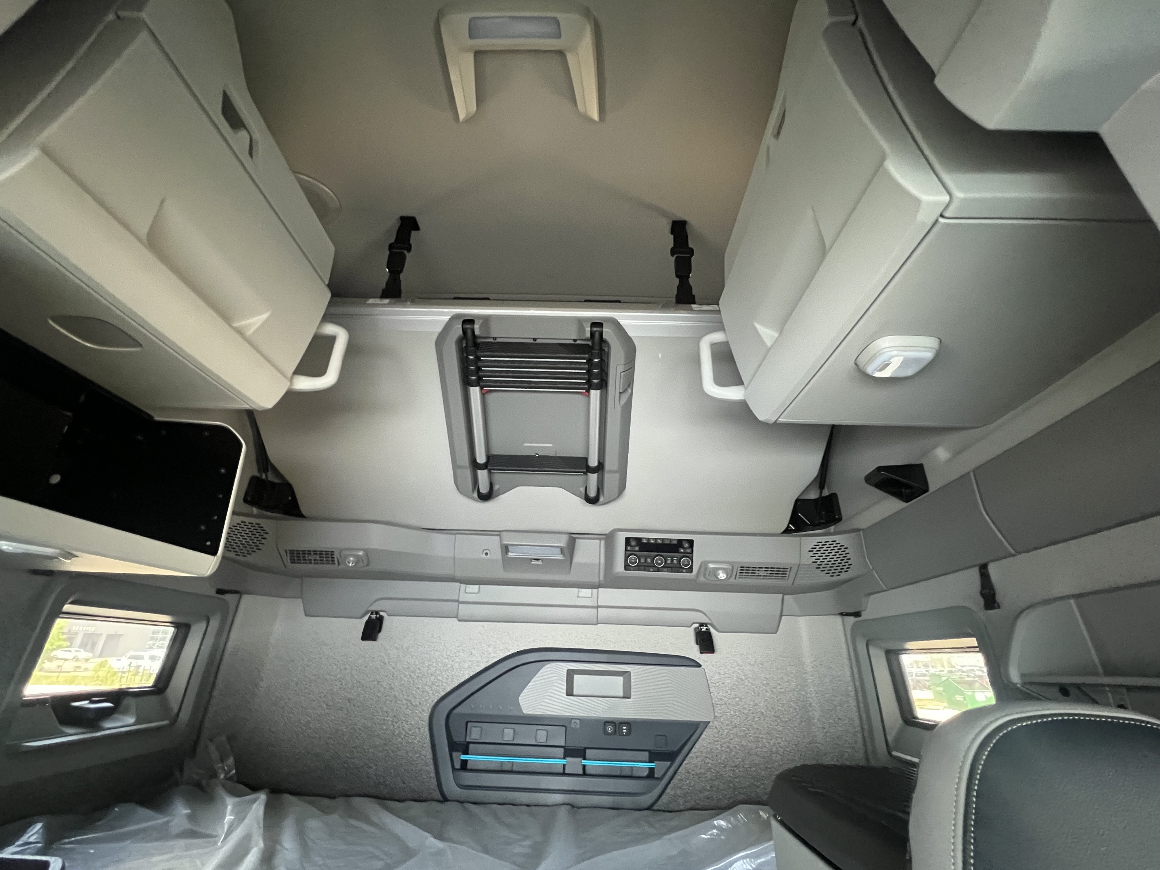 2026 Volvo - image 18