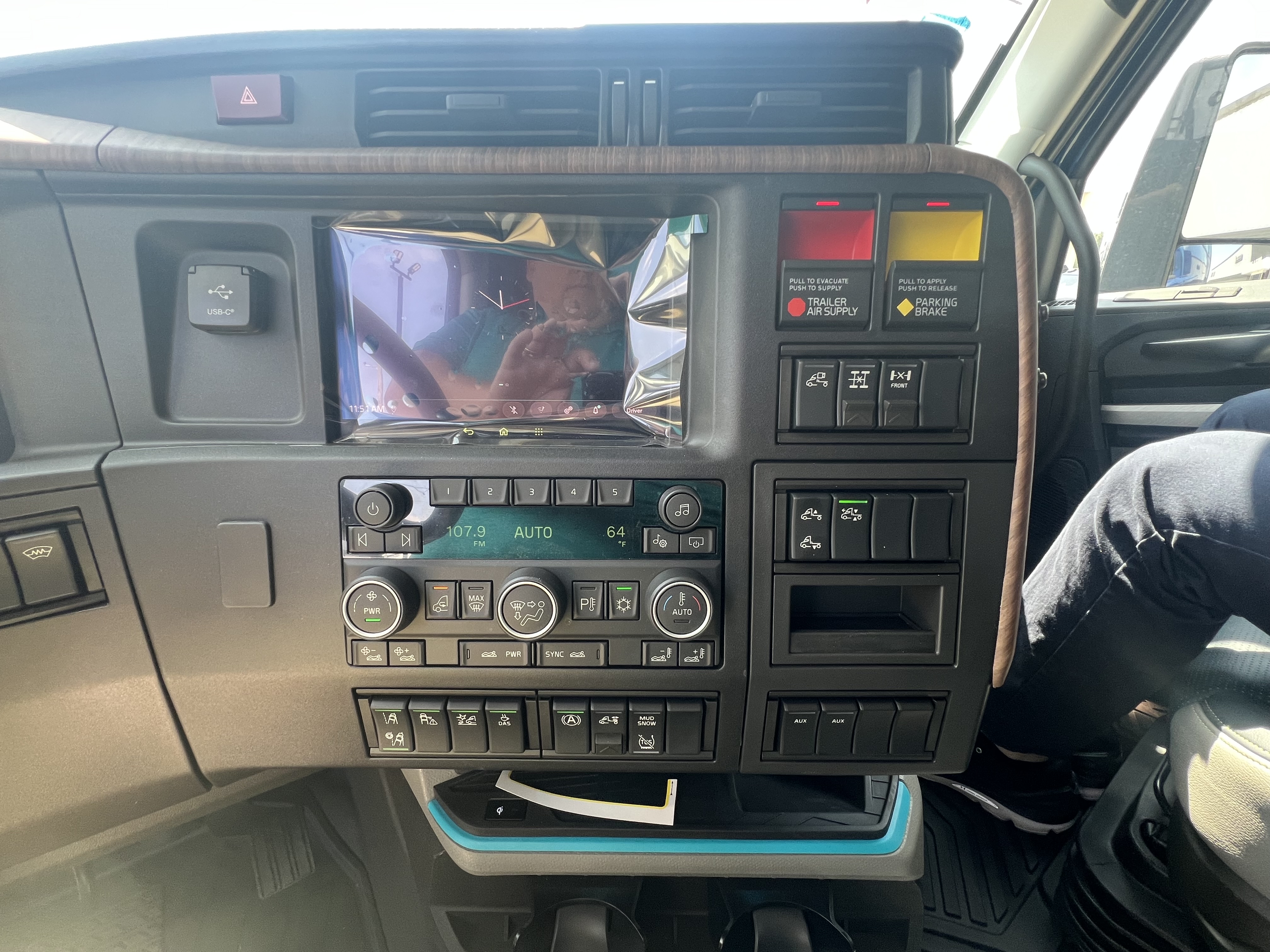 2026 Volvo - image 15