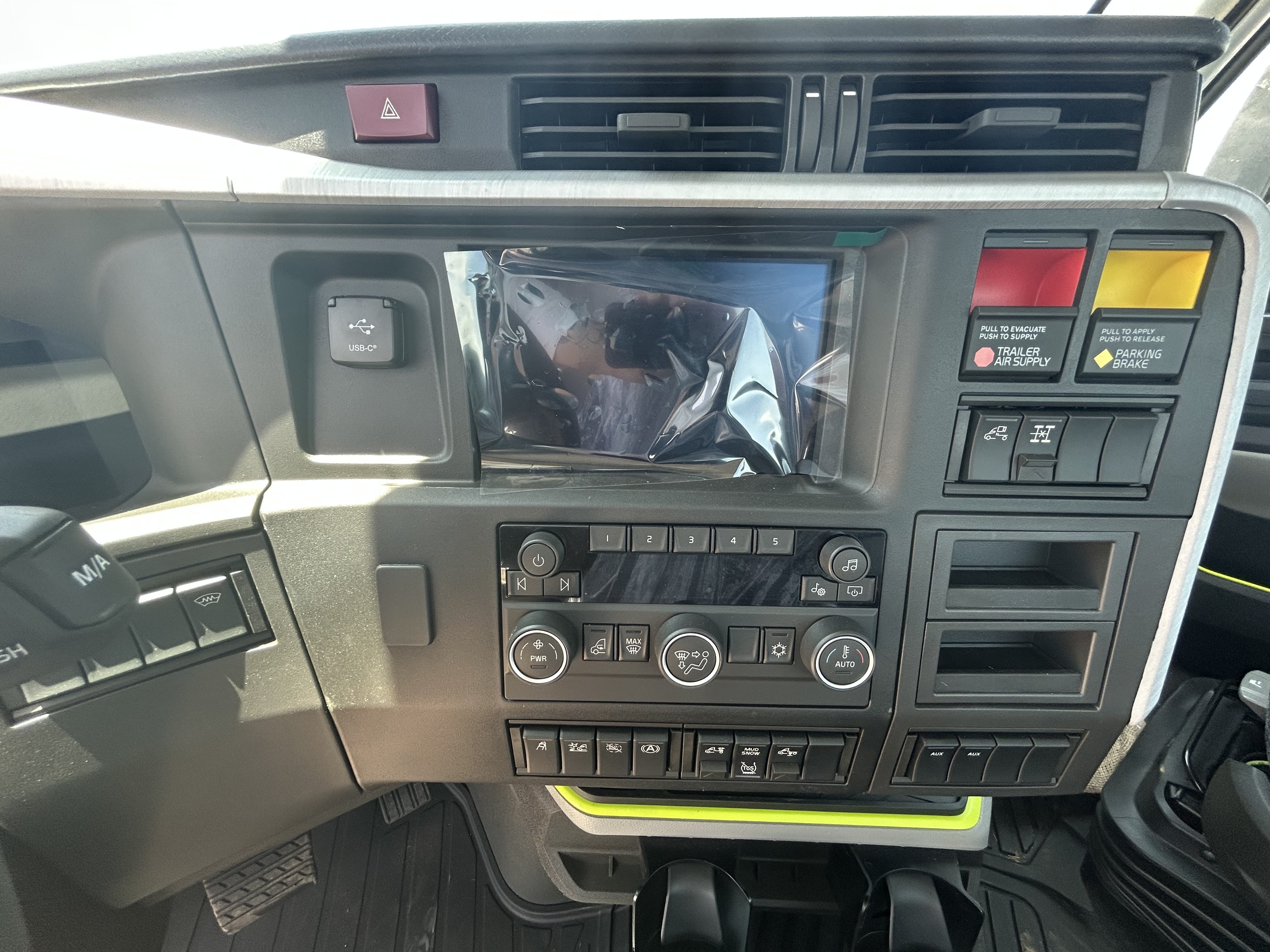 2026 Volvo - image 9