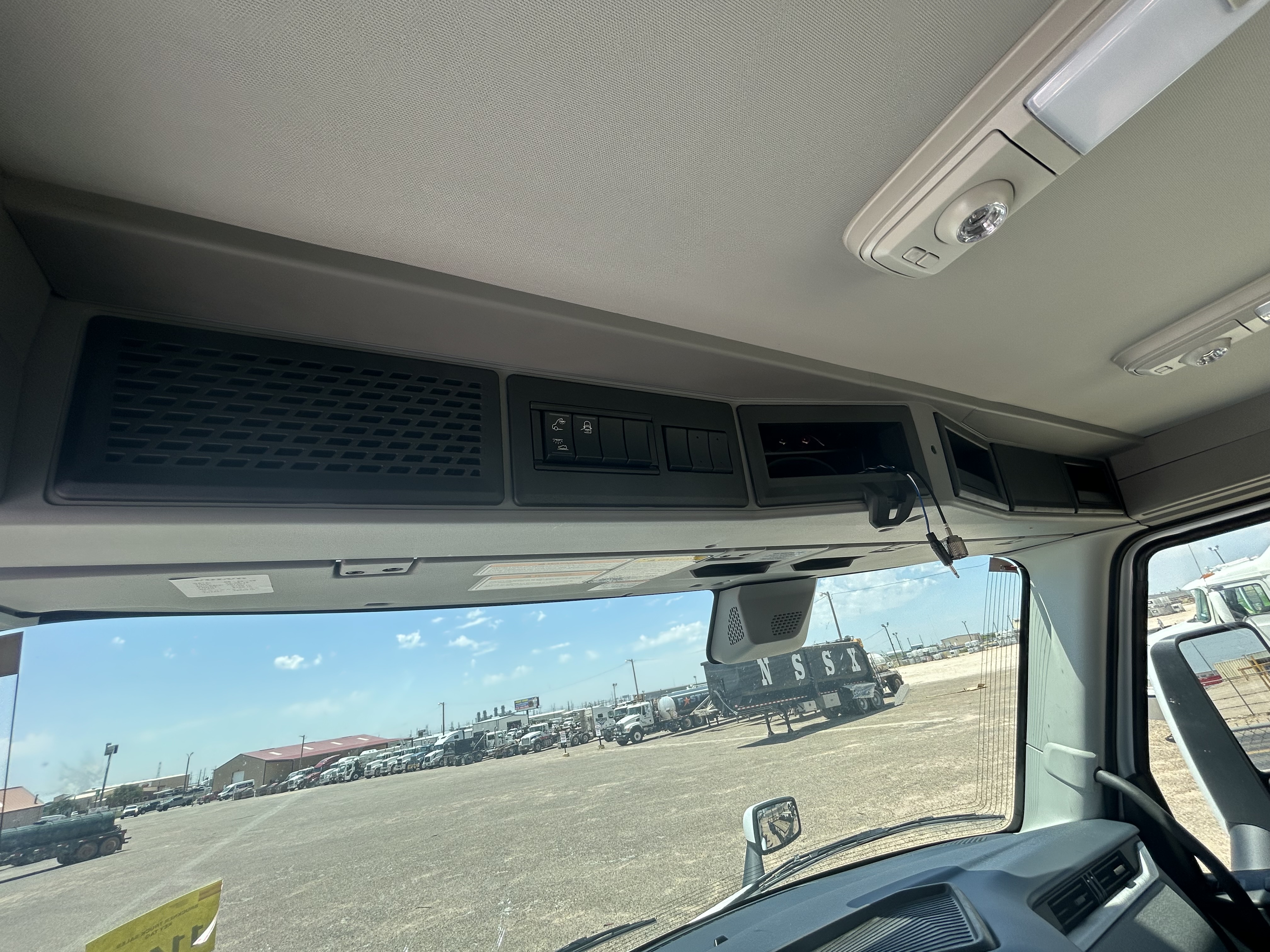 2026 Volvo - image 8