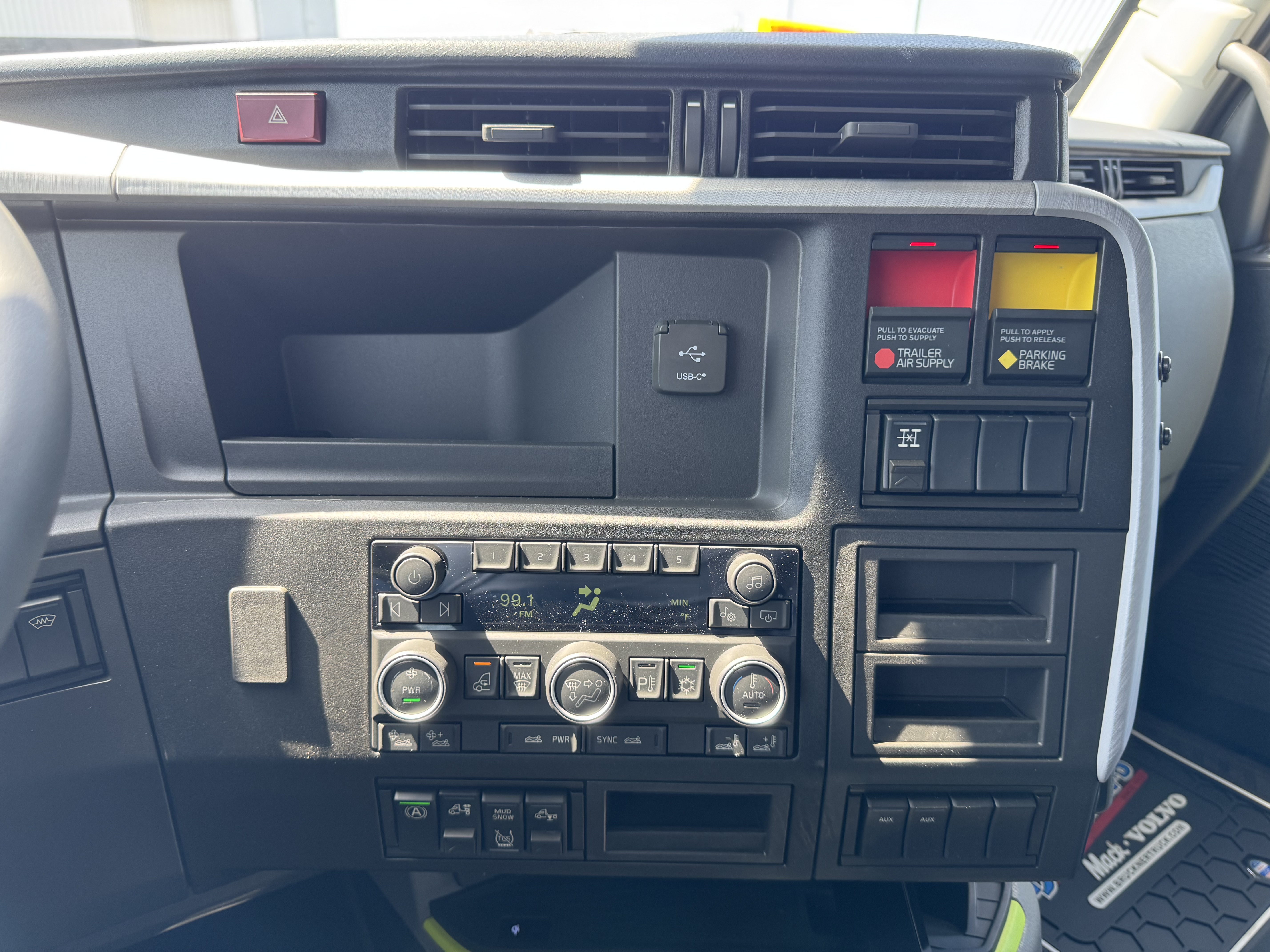 2026 Volvo - image 13