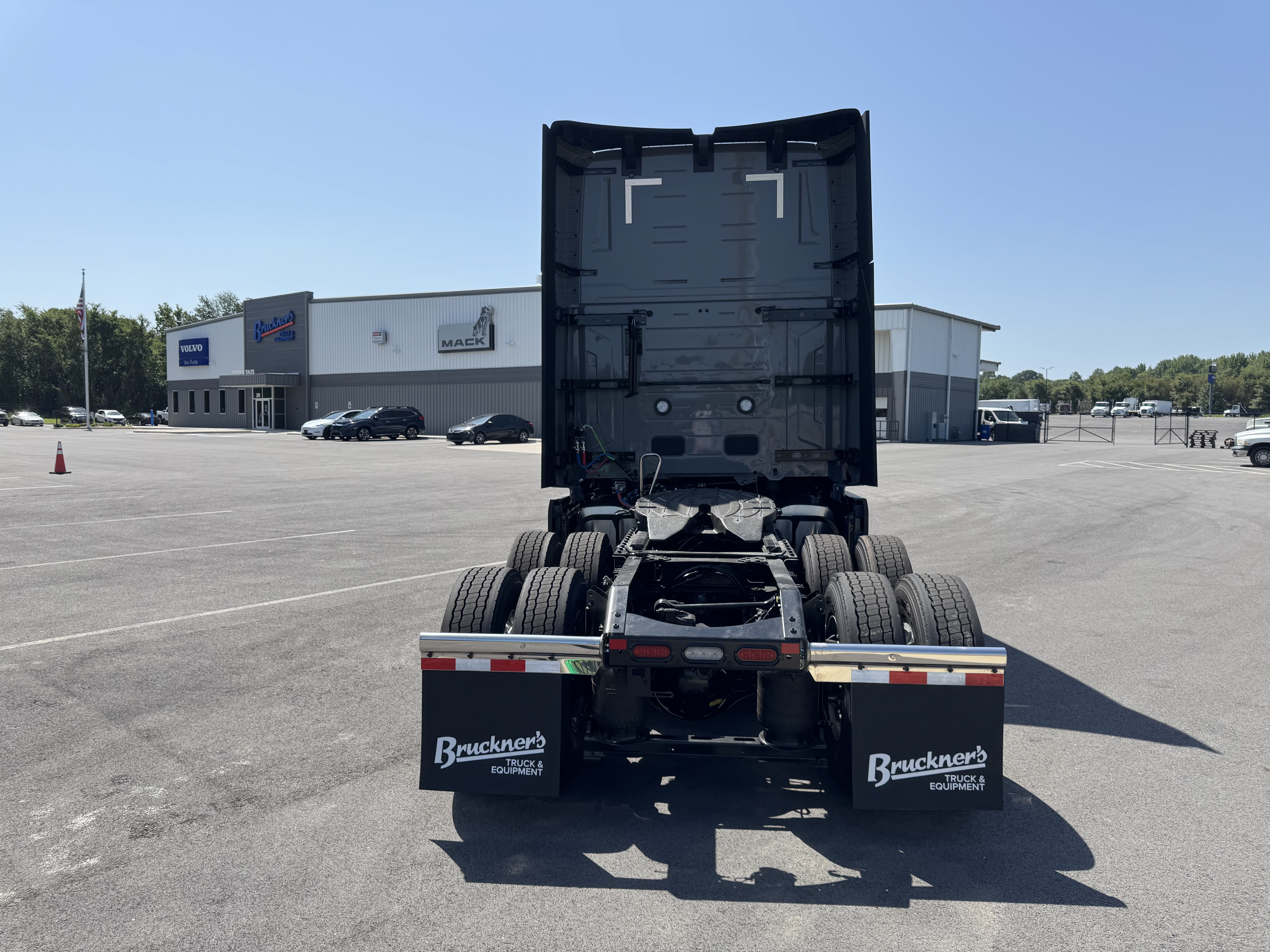 2026 Volvo - image 3