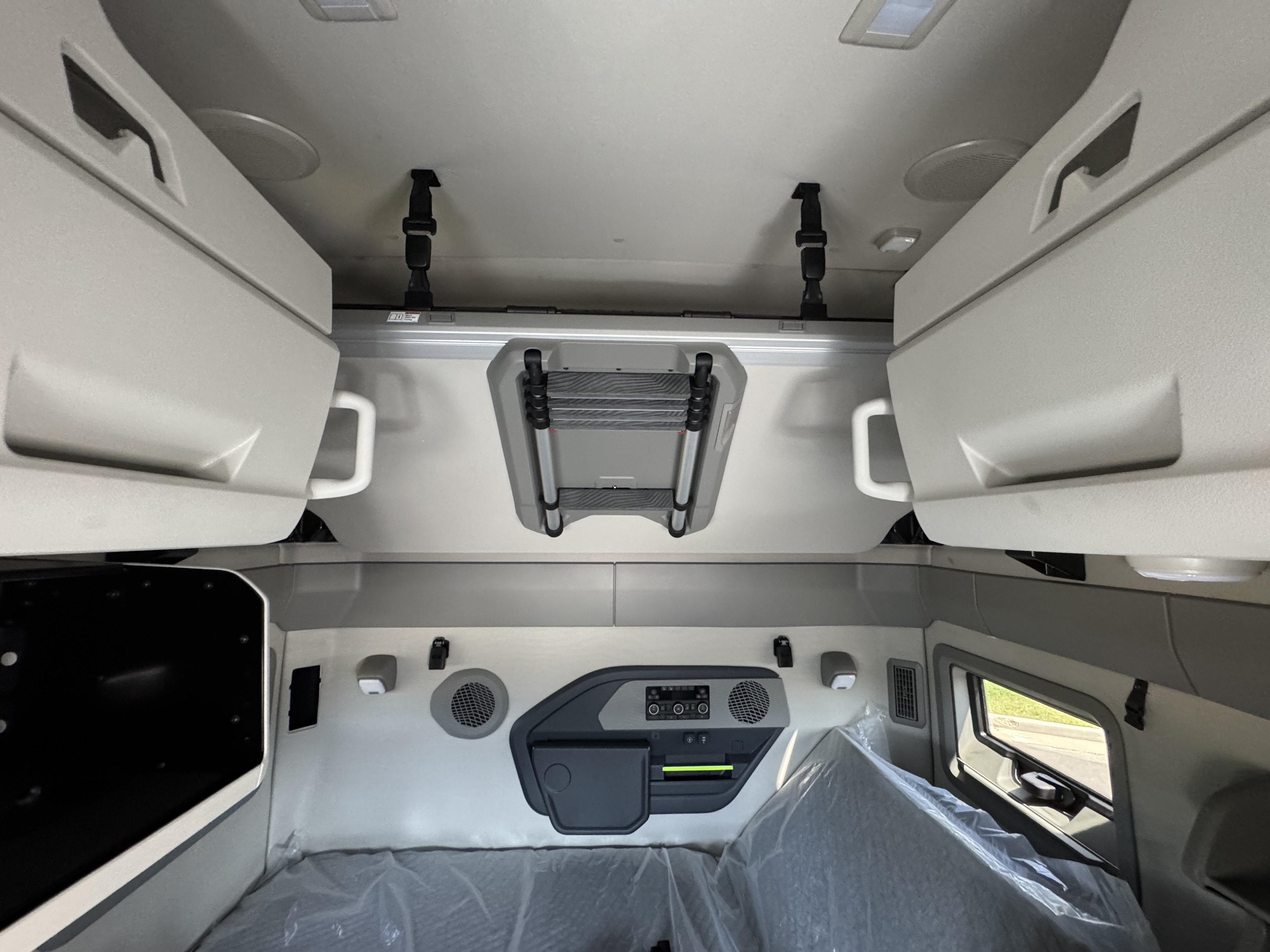 2026 Volvo - image 15