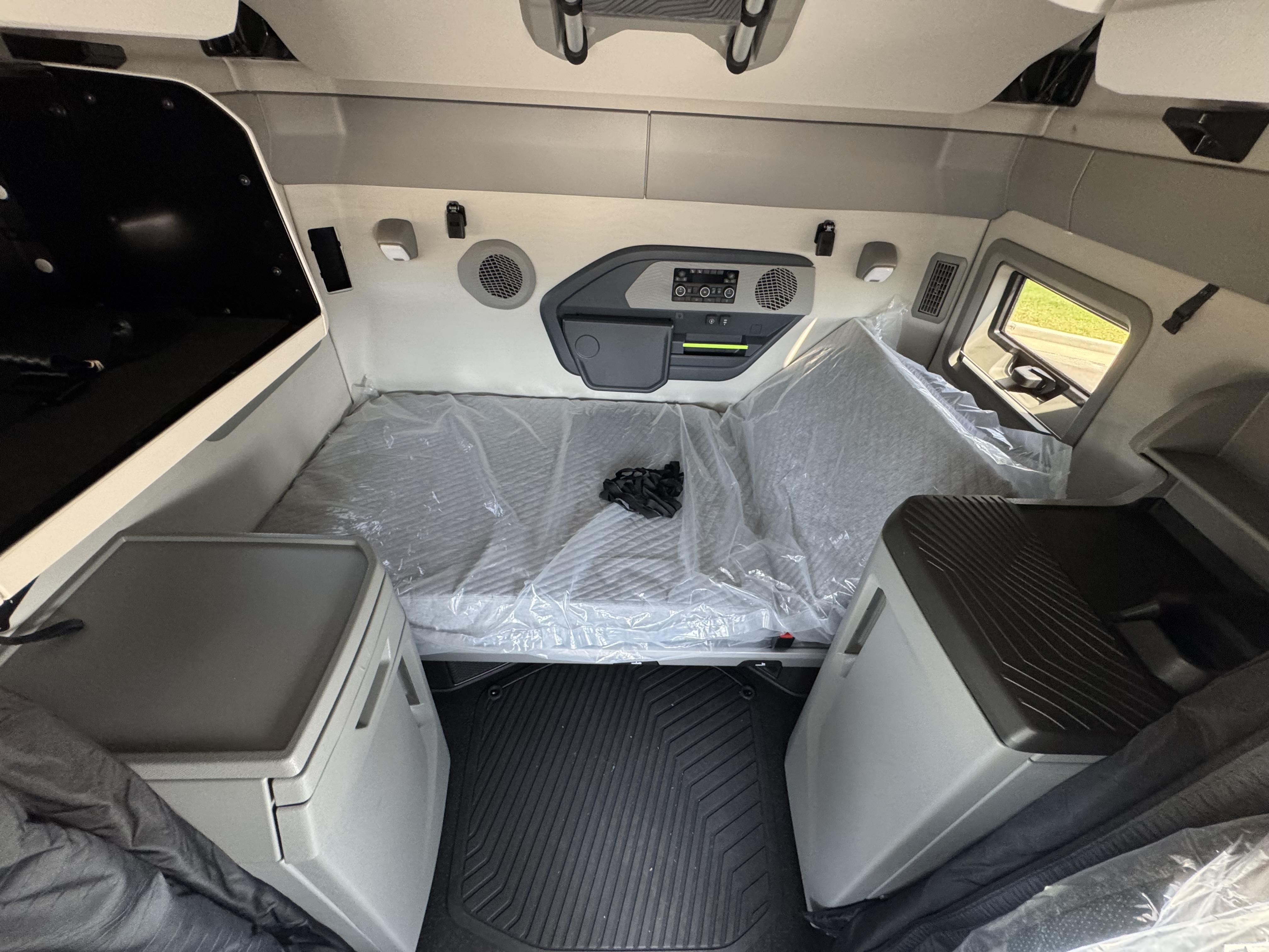 2026 Volvo - image 14