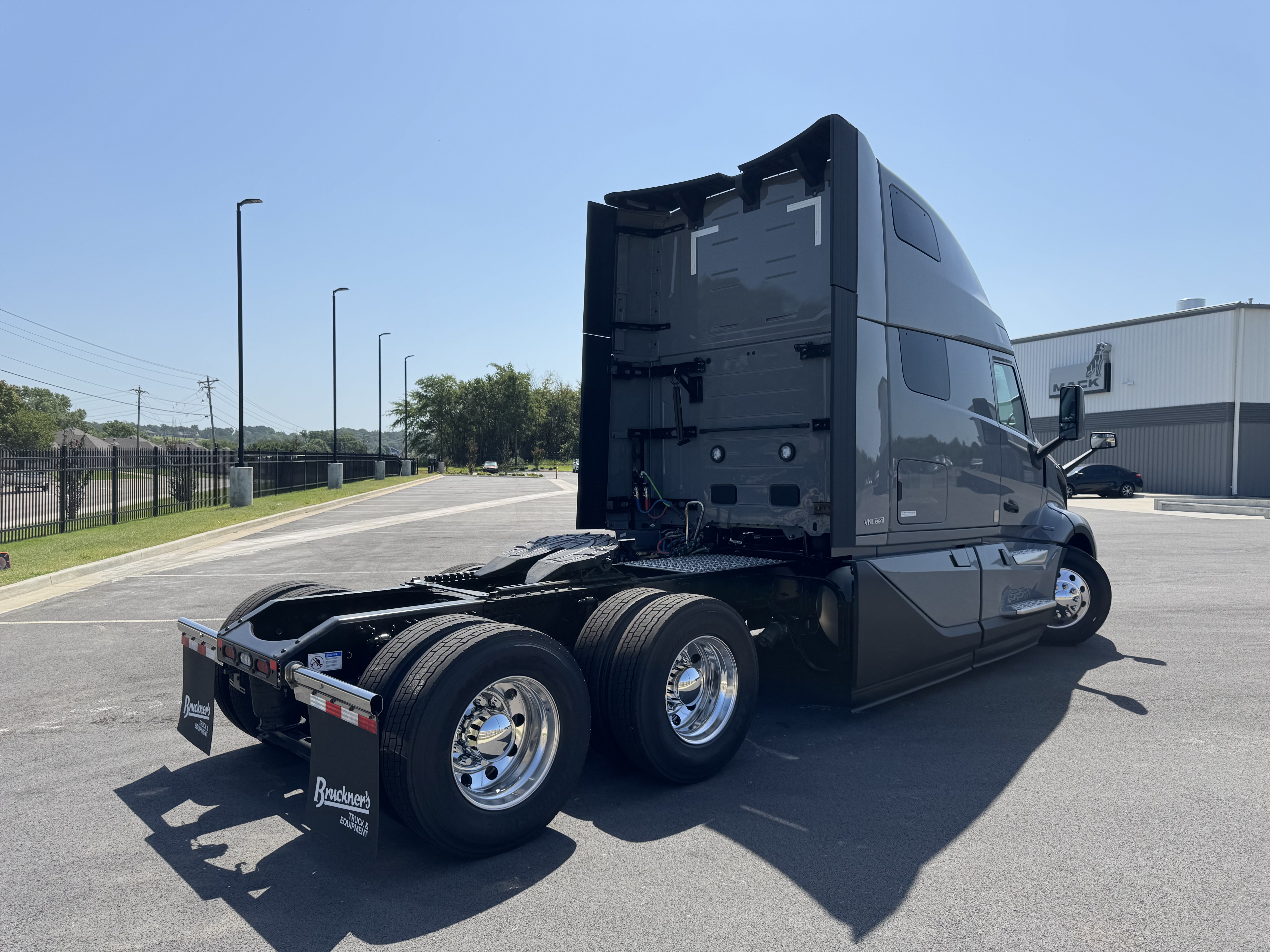 2026 Volvo - image 4