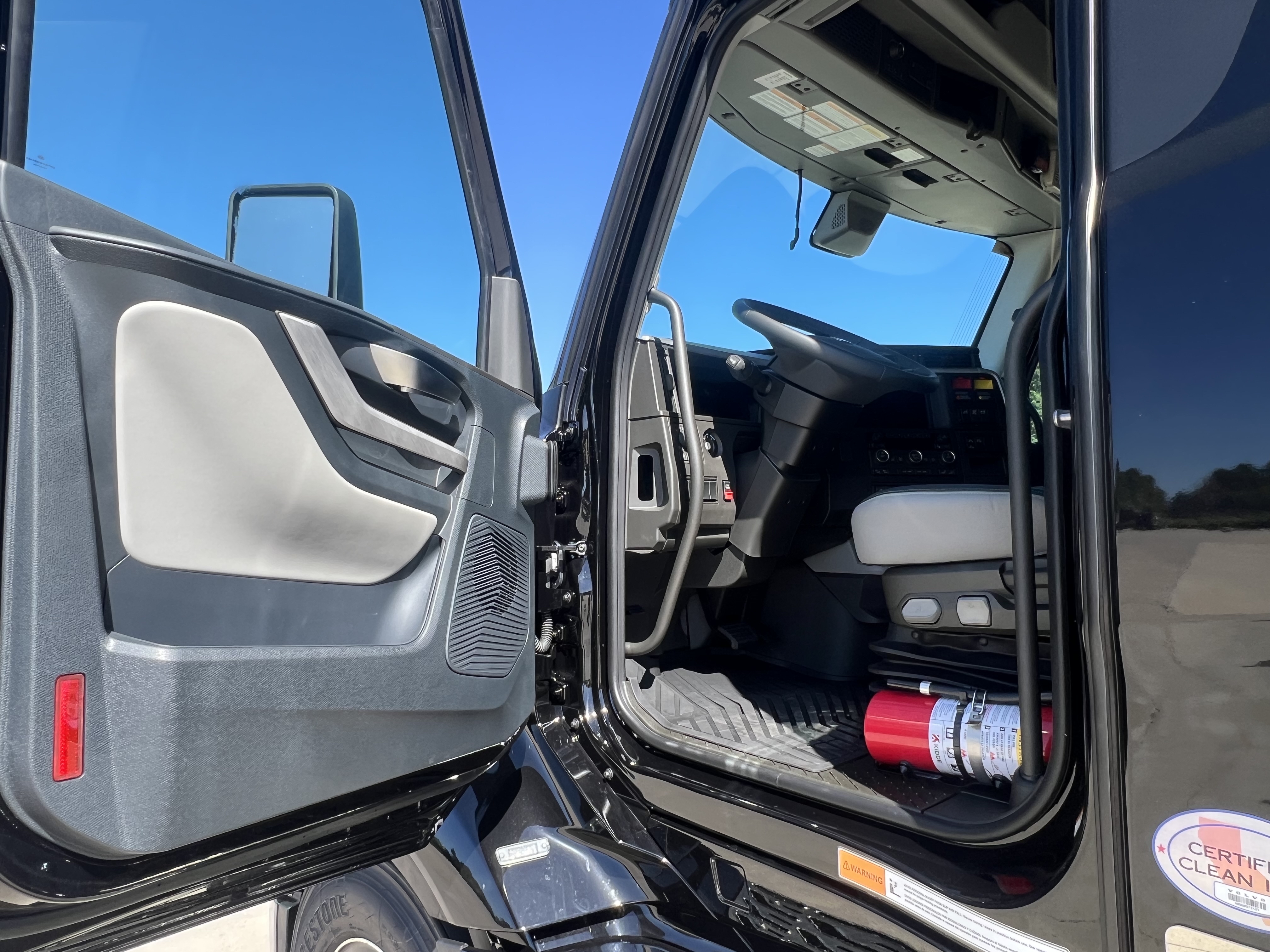 2026 Volvo - image 9