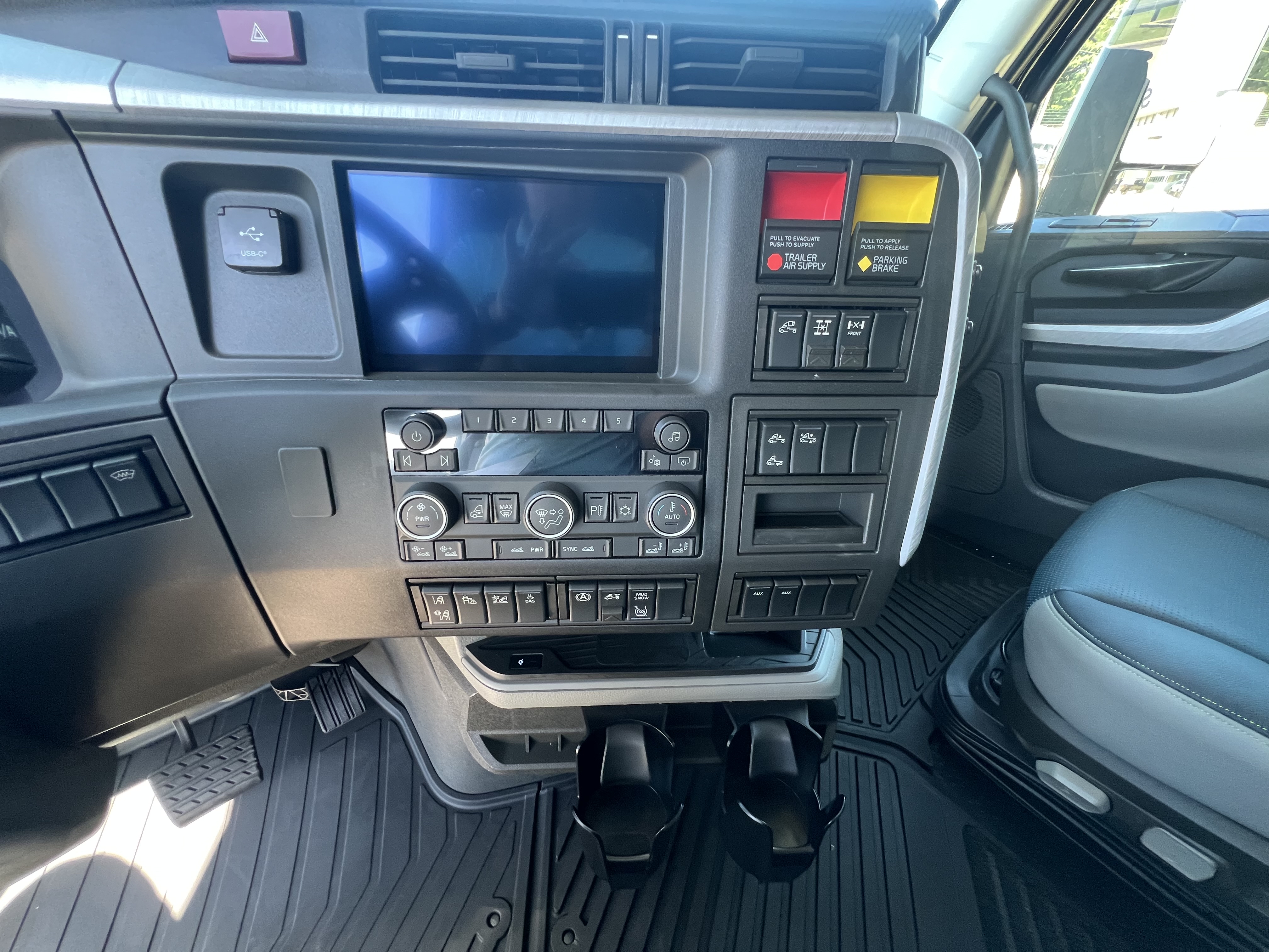 2026 Volvo - image 12