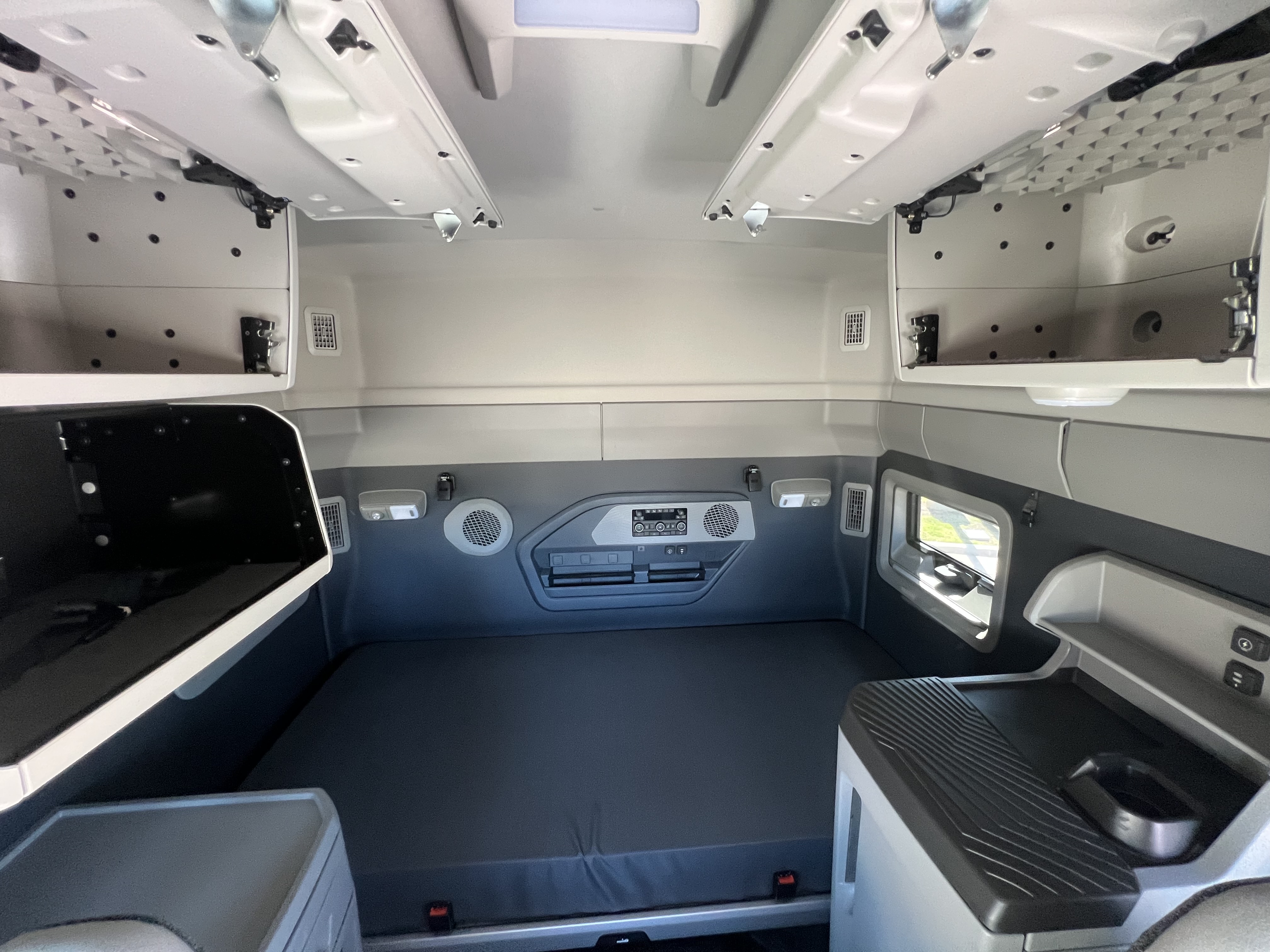 2026 Volvo - image 15