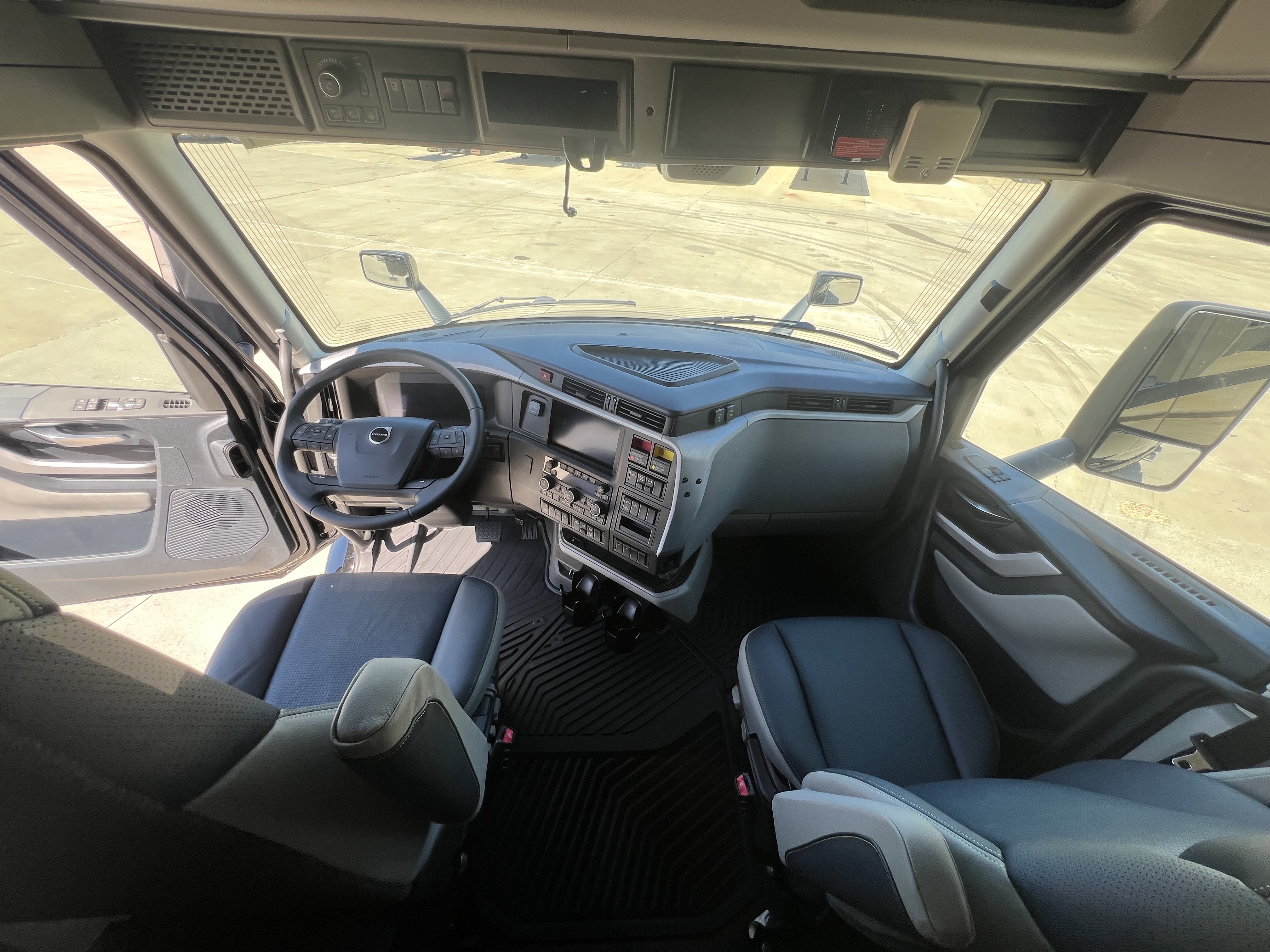 2026 Volvo - image 13