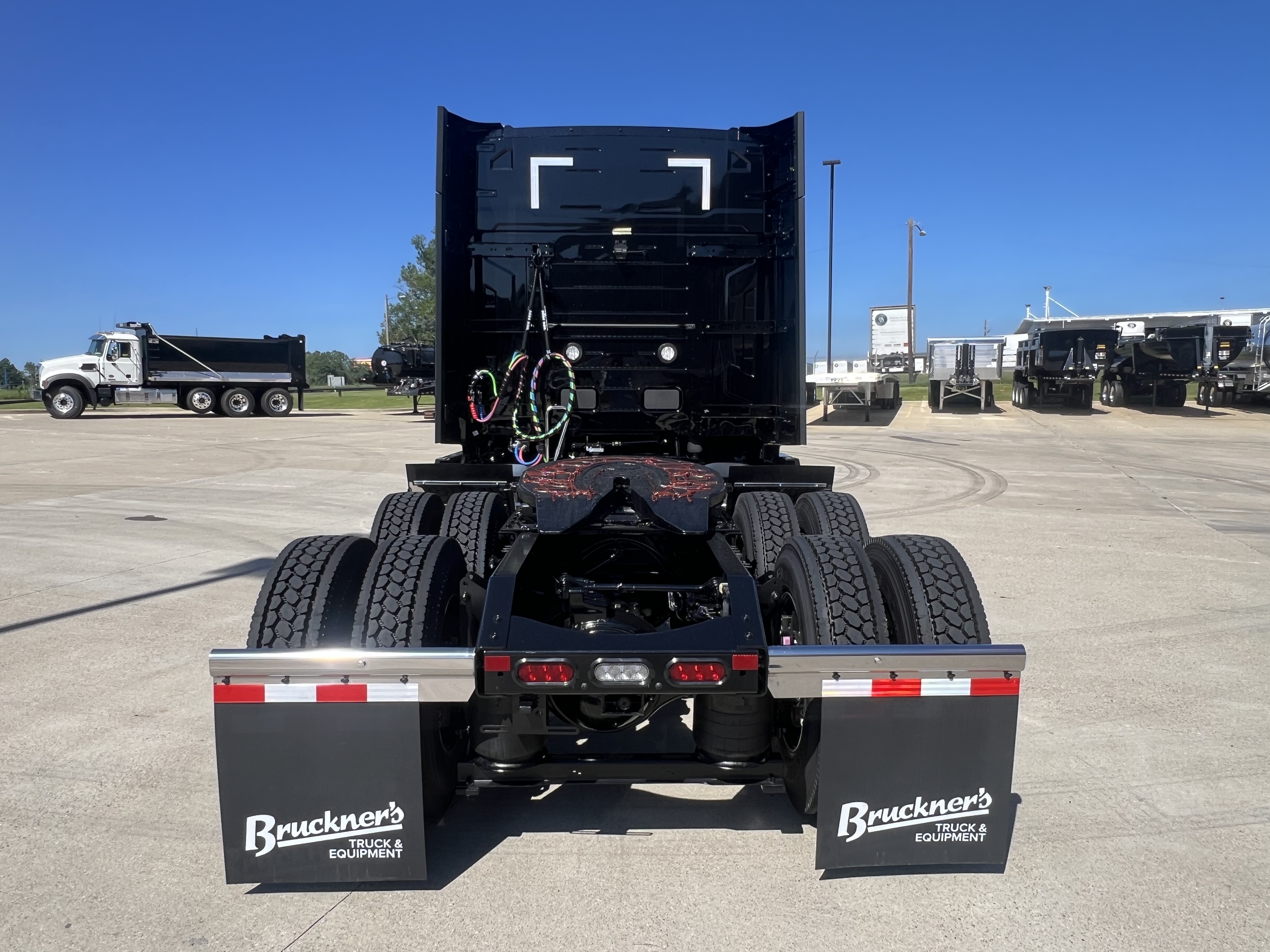 2026 Volvo - image 5