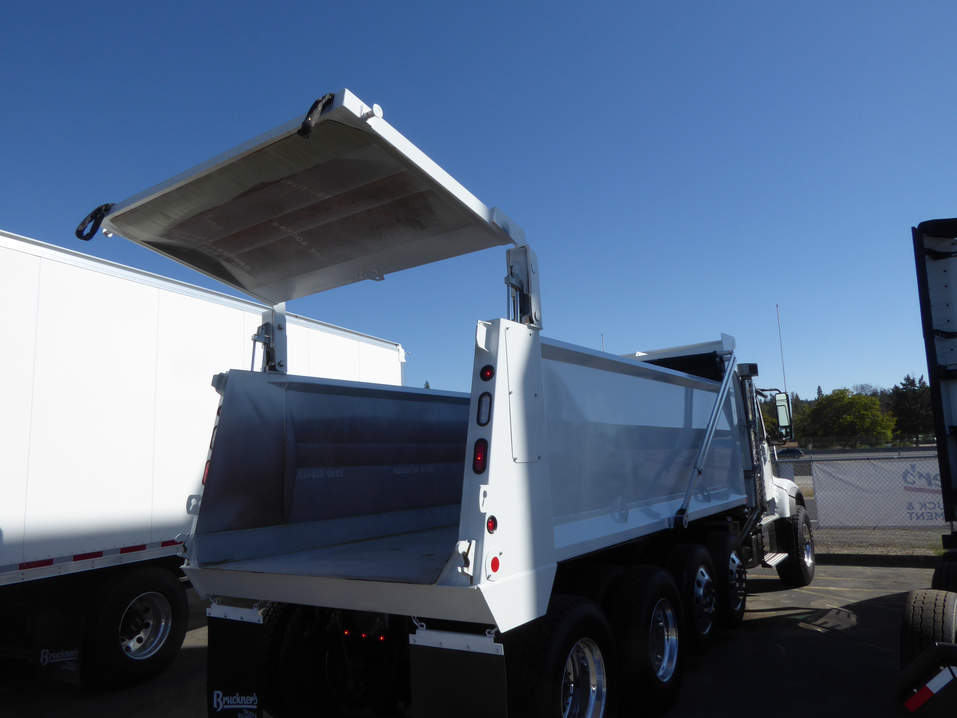 2025 Volvo - image 23