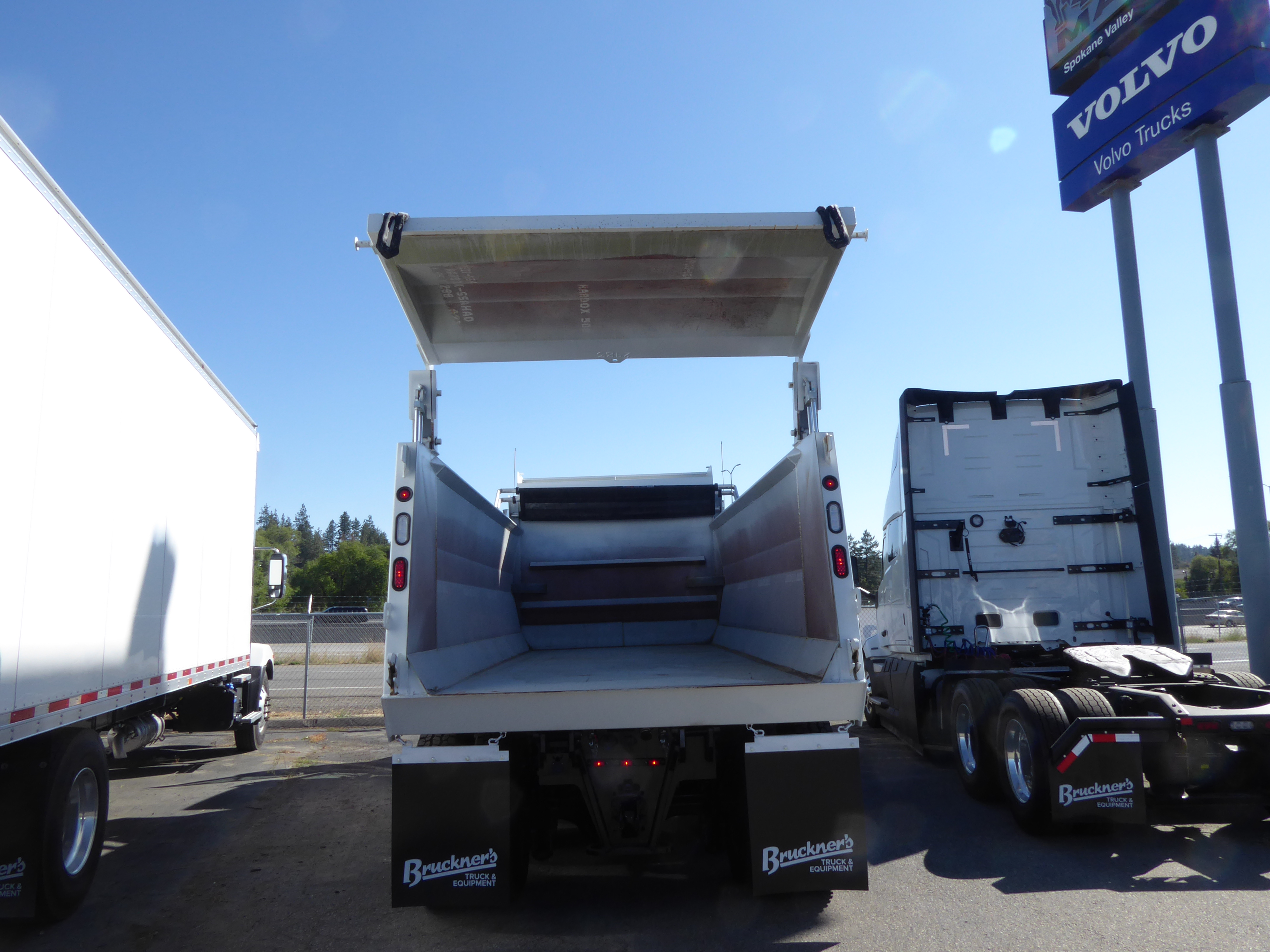 2025 Volvo - image 5