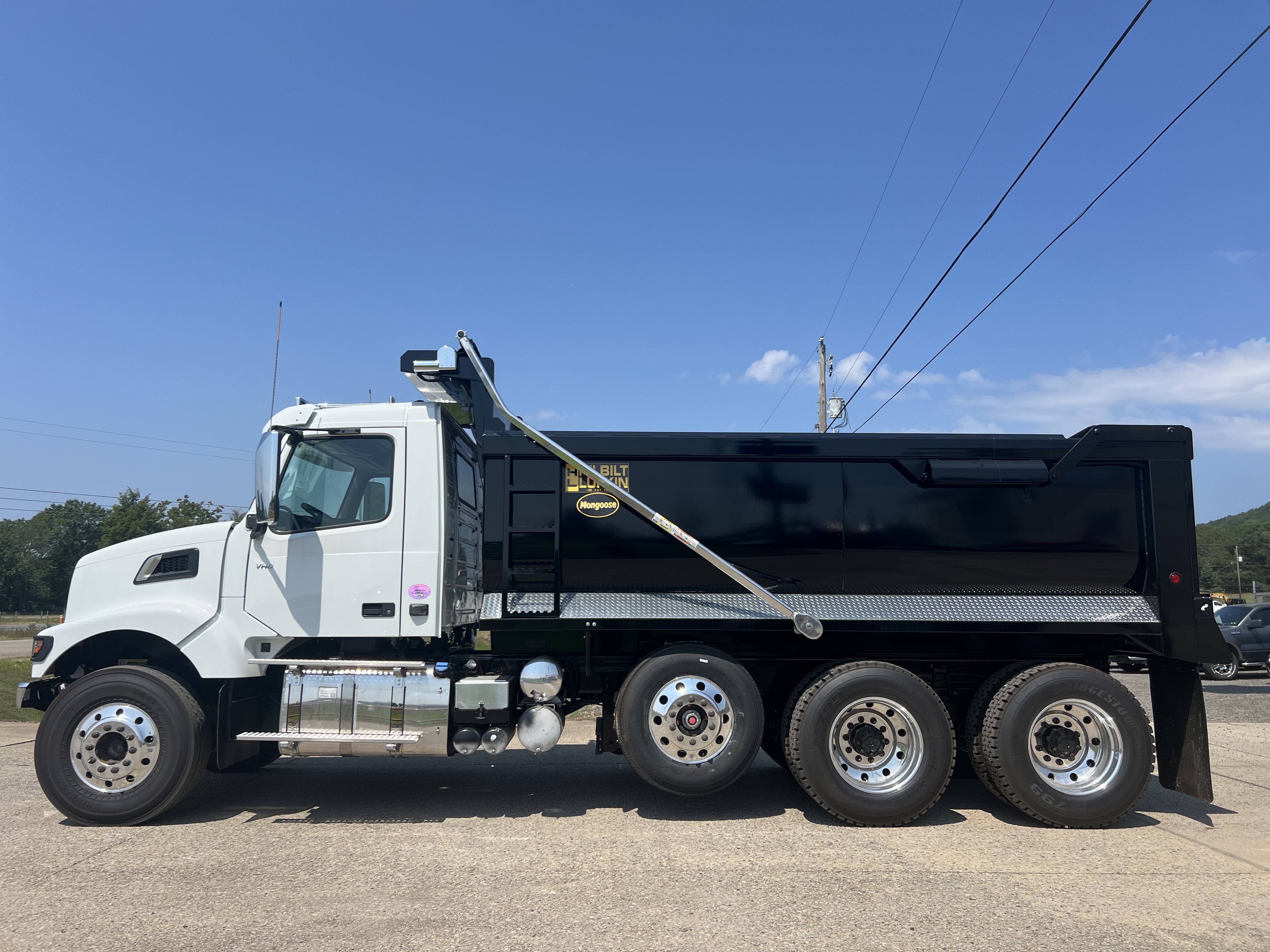 2026 Volvo - image 5