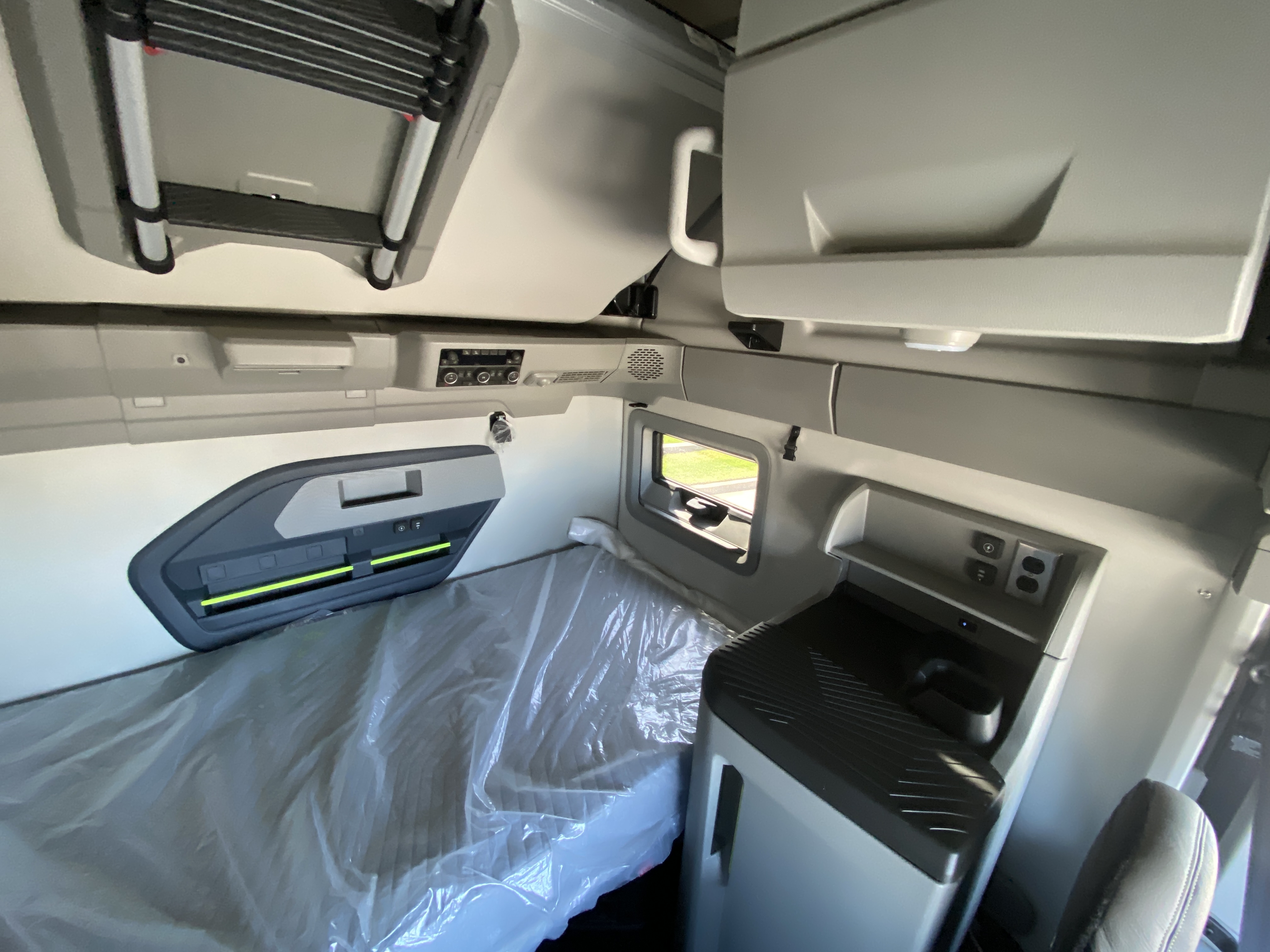 2026 Volvo - image 19