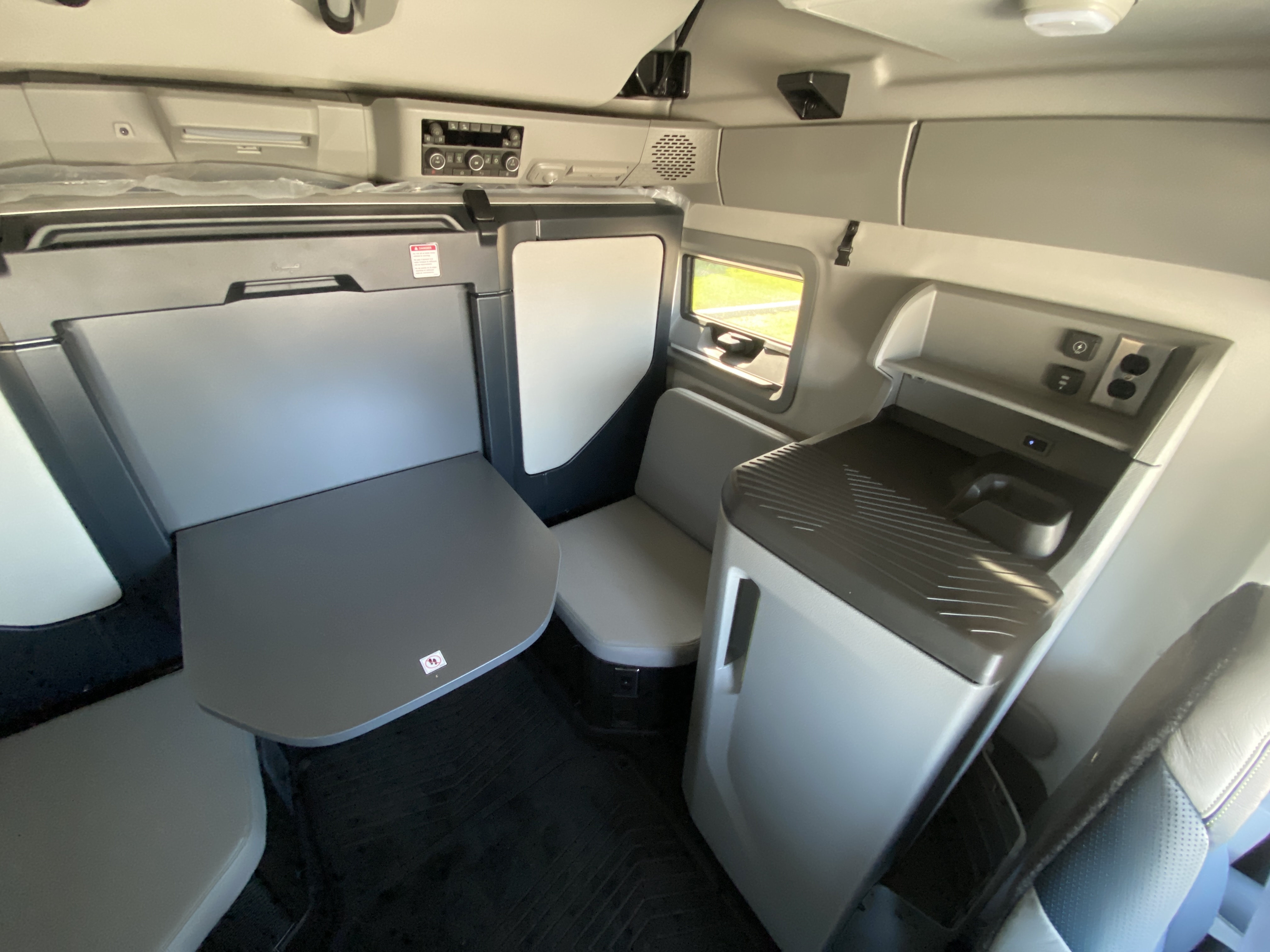 2026 Volvo - image 25