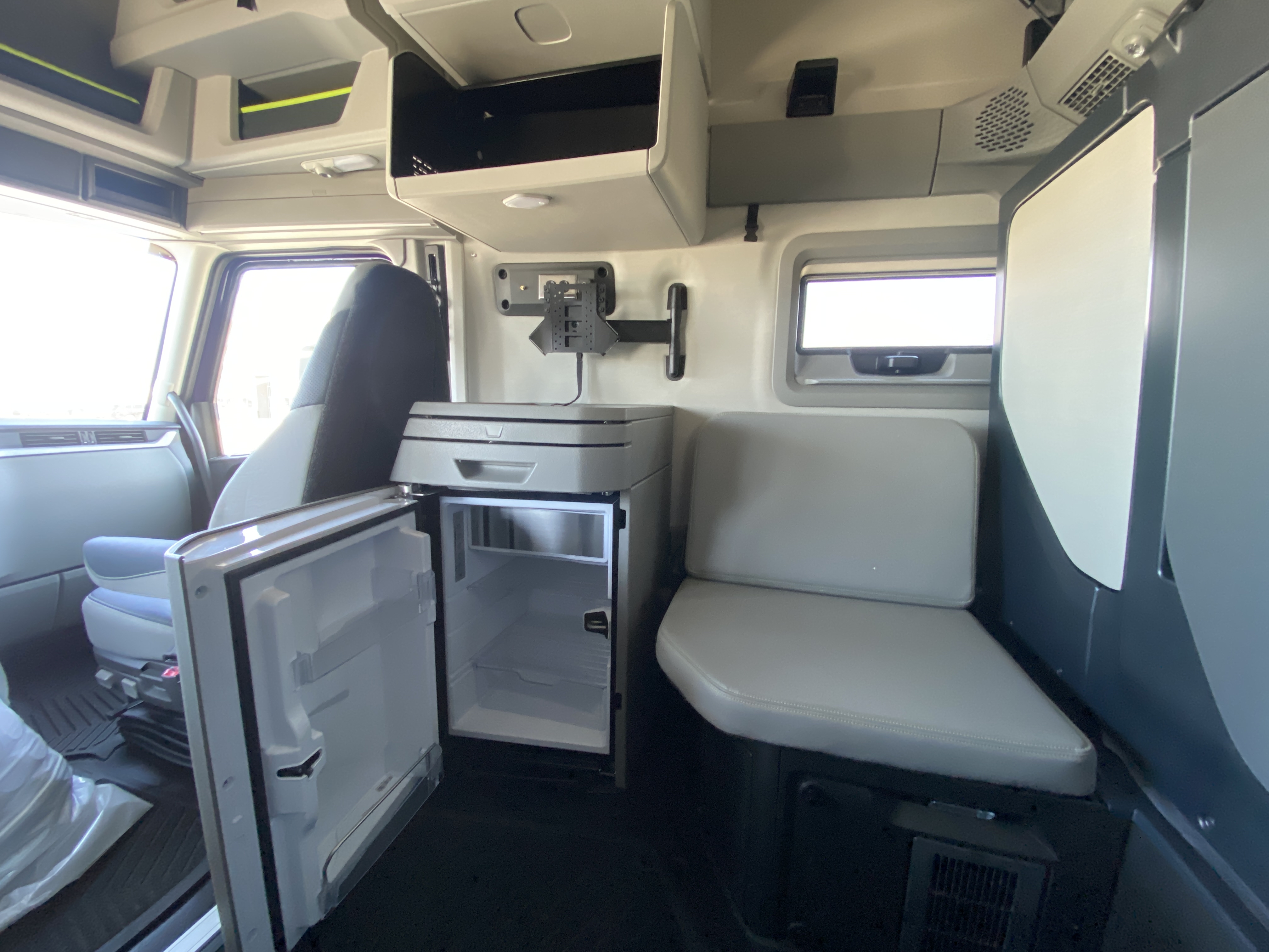 2026 Volvo - image 27