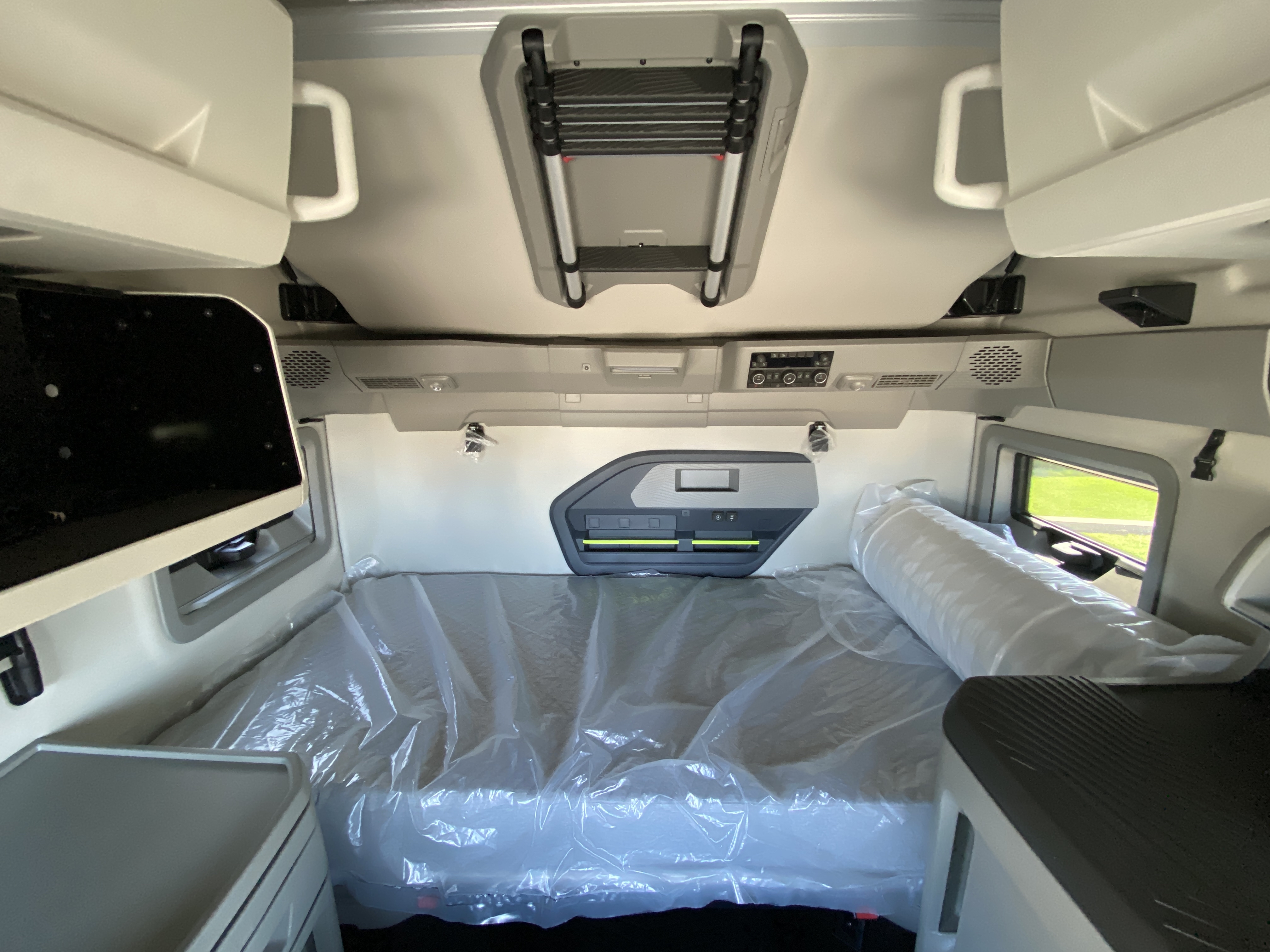 2026 Volvo - image 18