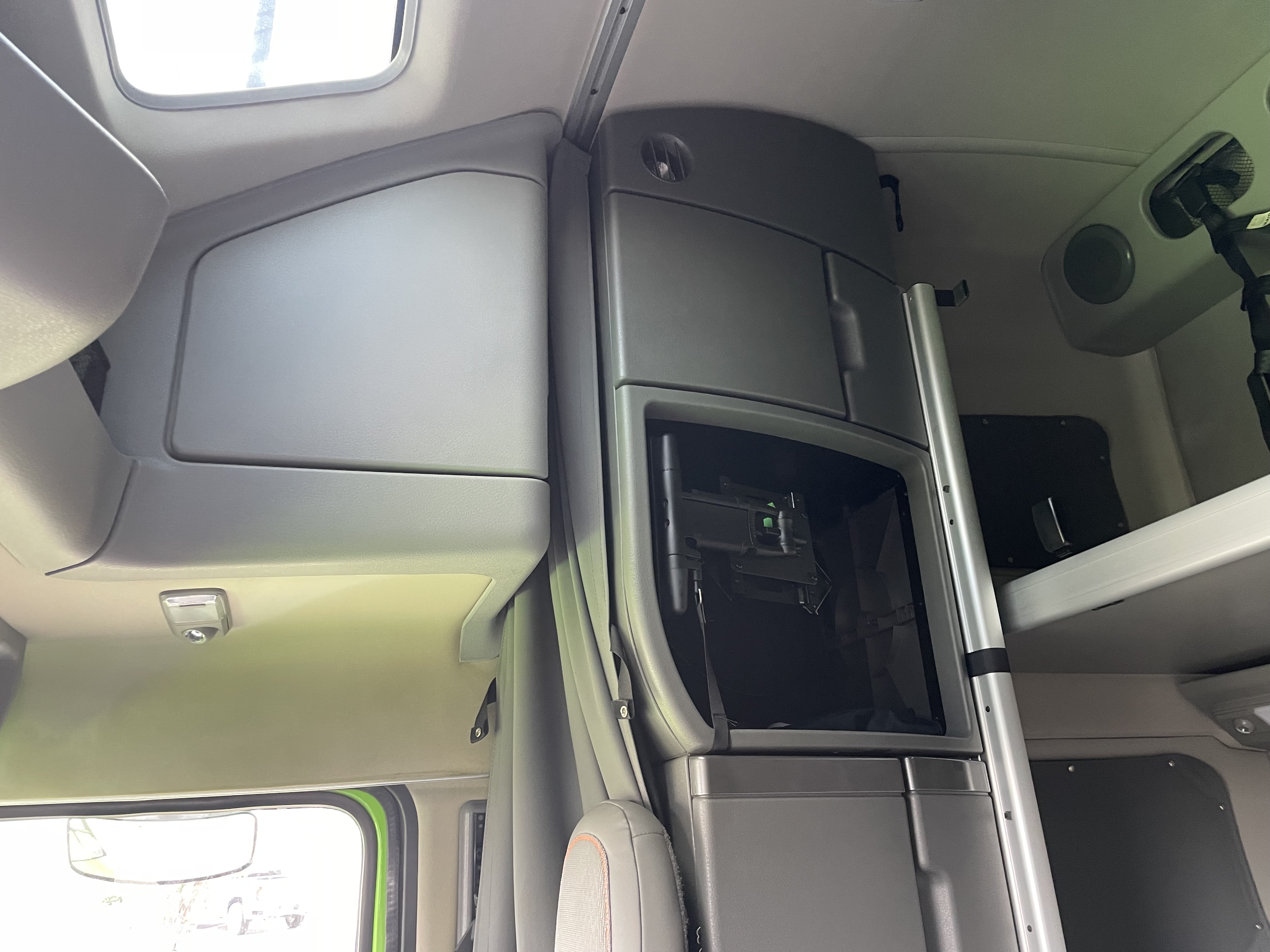 2024 Volvo - image 19