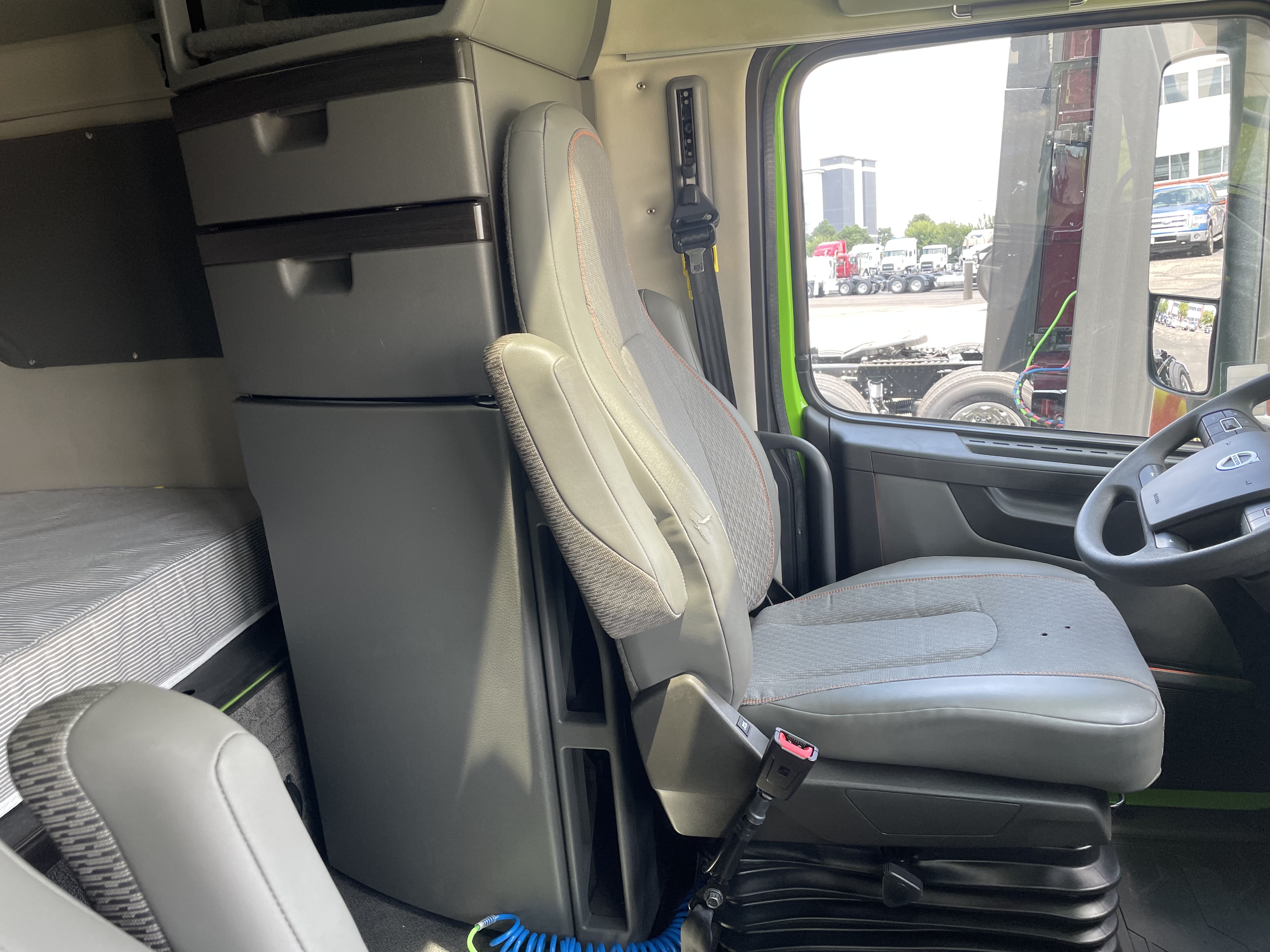 2024 Volvo - image 15