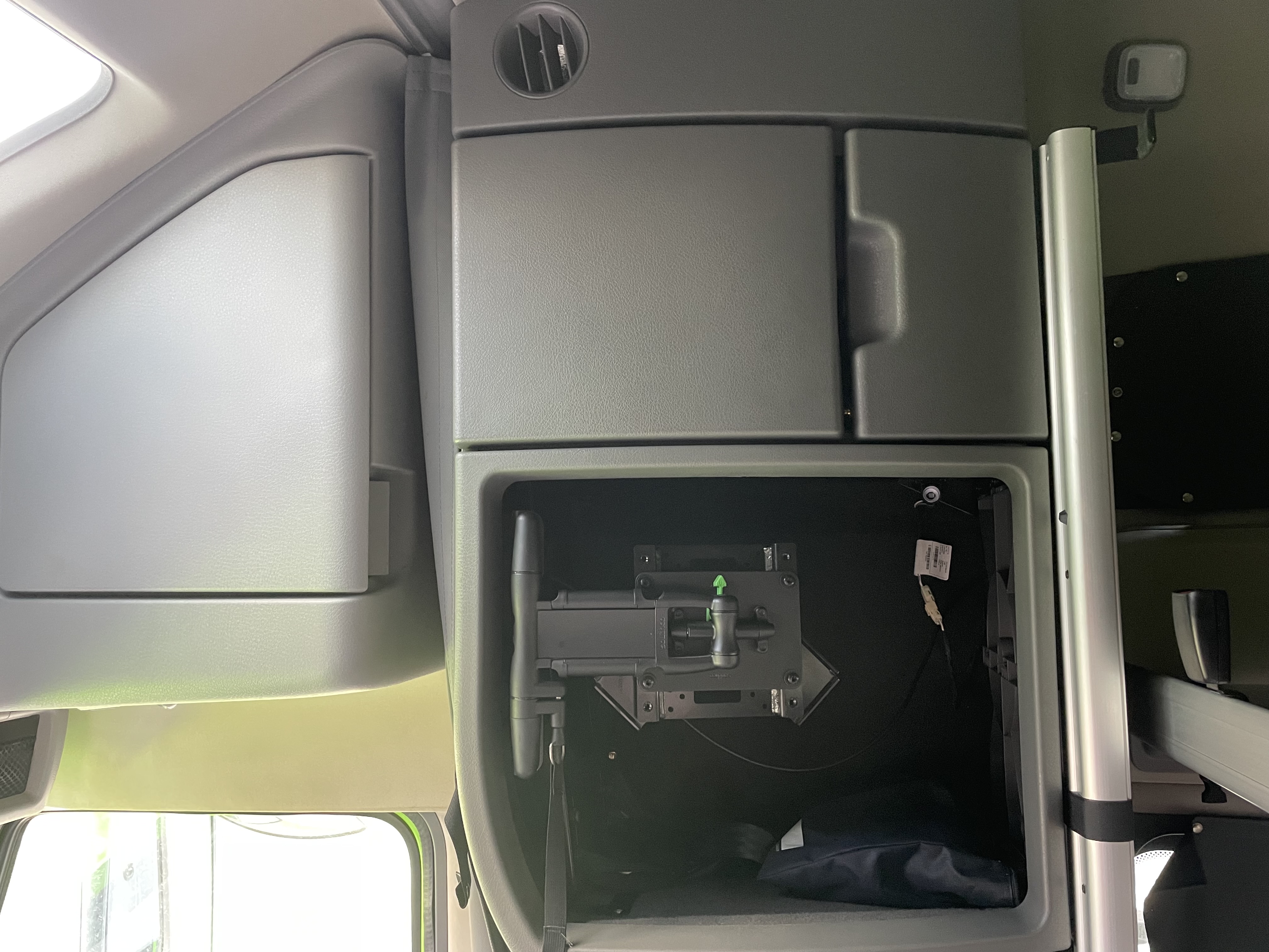 2024 Volvo - image 23