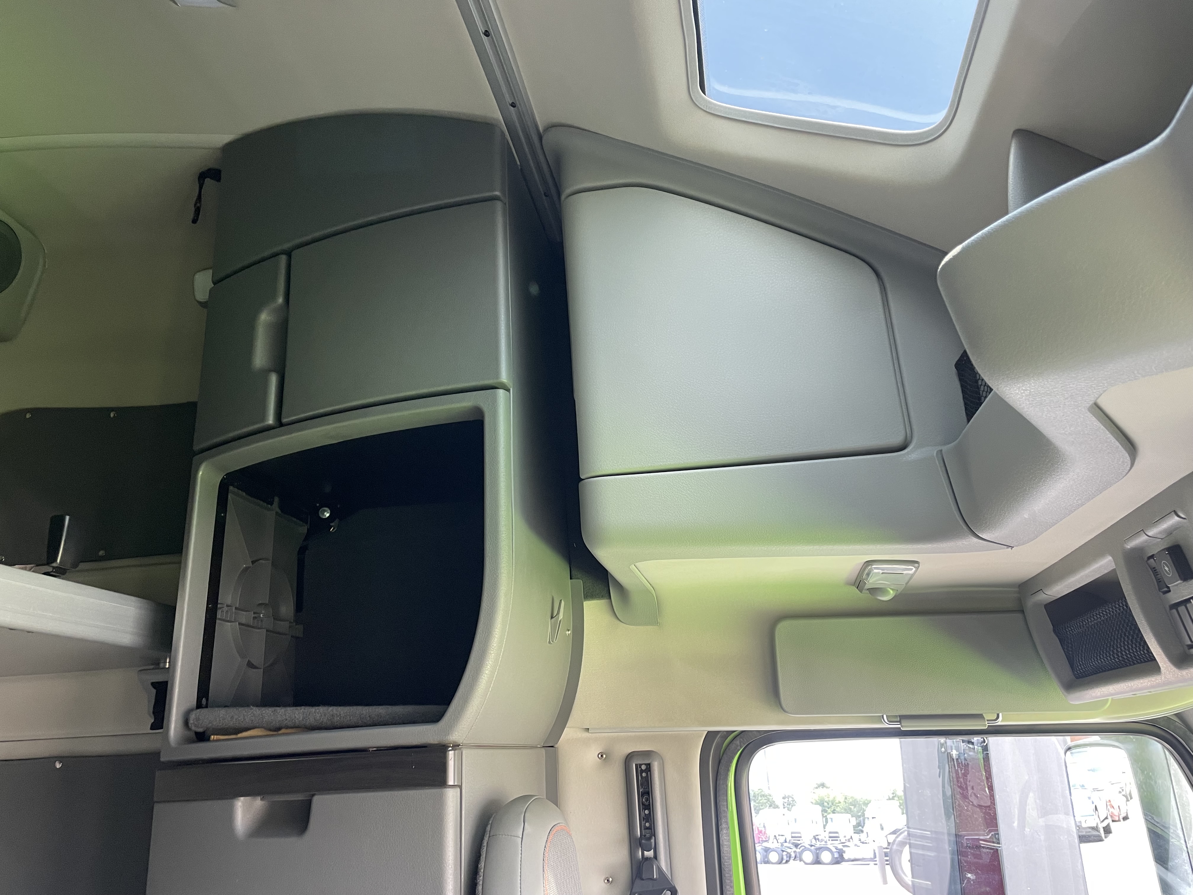 2024 Volvo - image 16