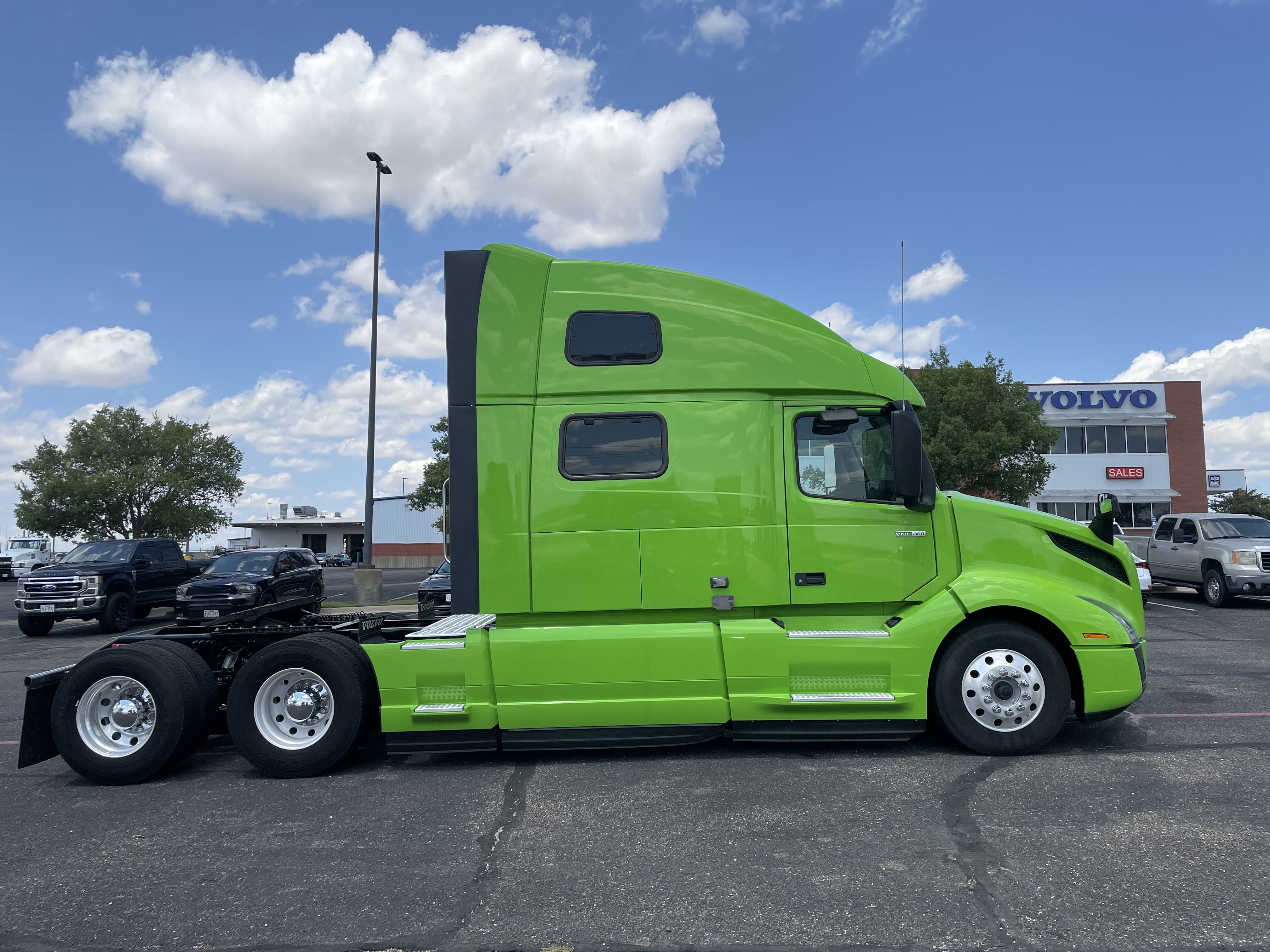 2024 Volvo - image 8