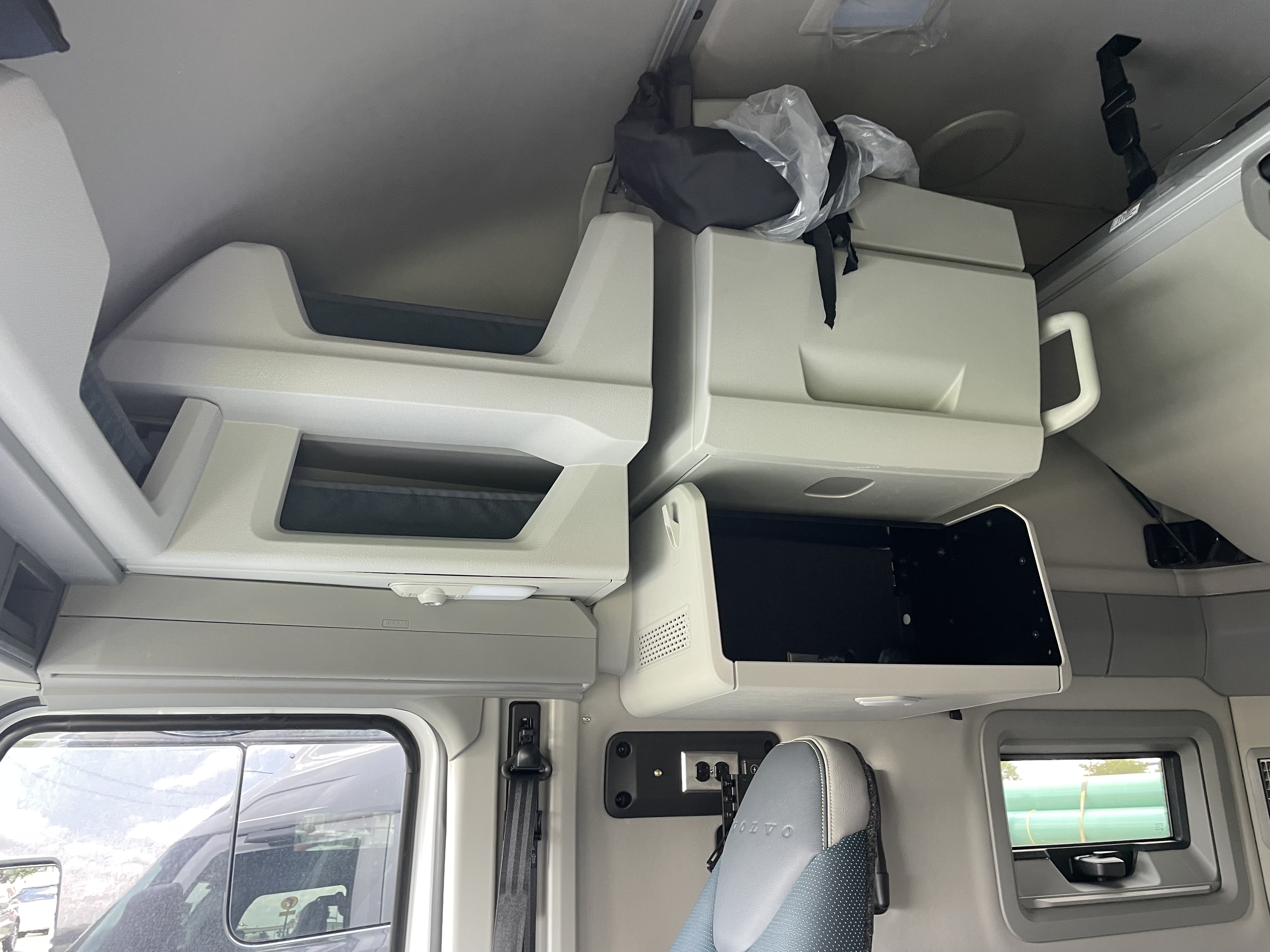 2026 Volvo - image 9