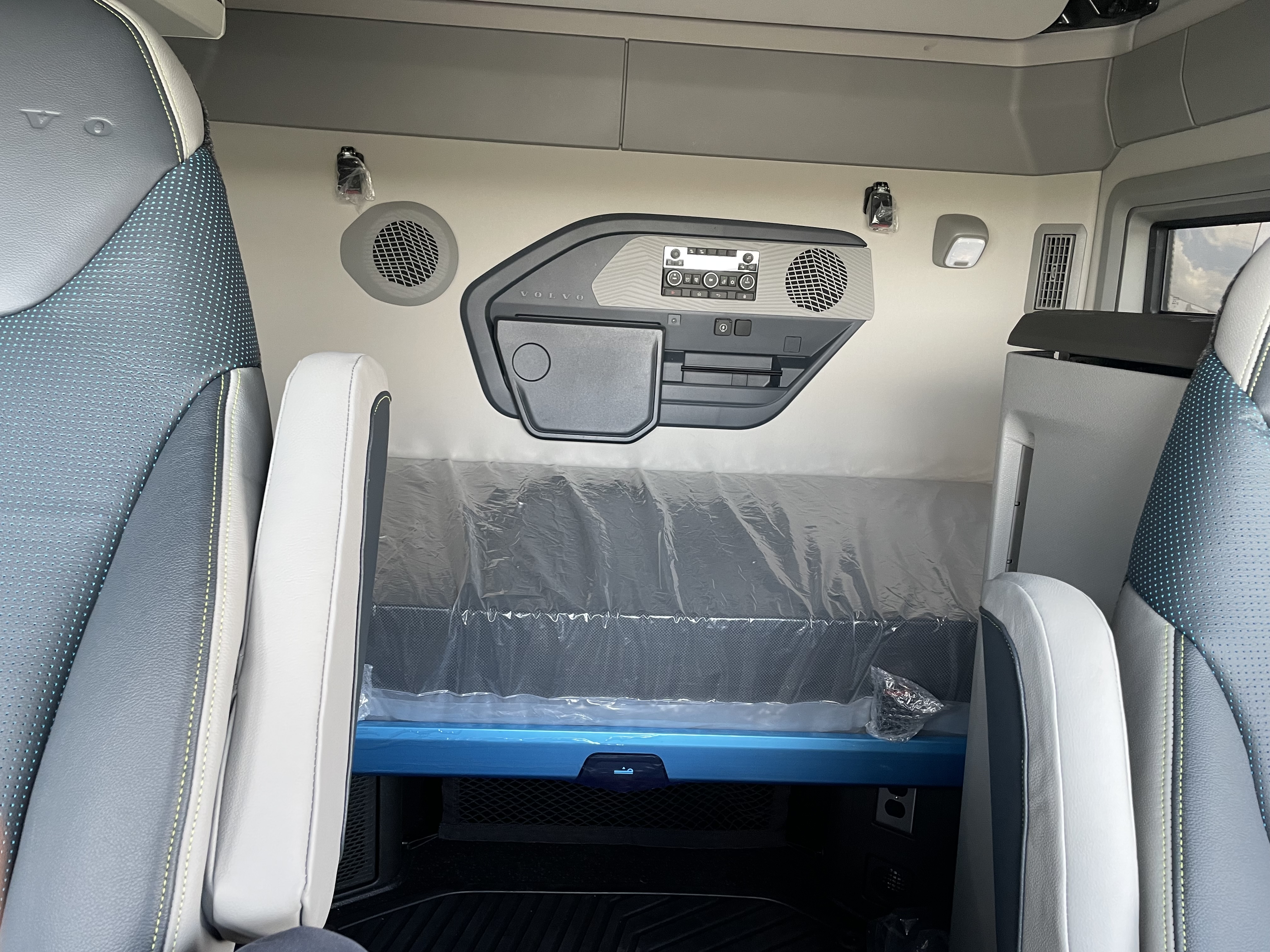 2026 Volvo - image 12