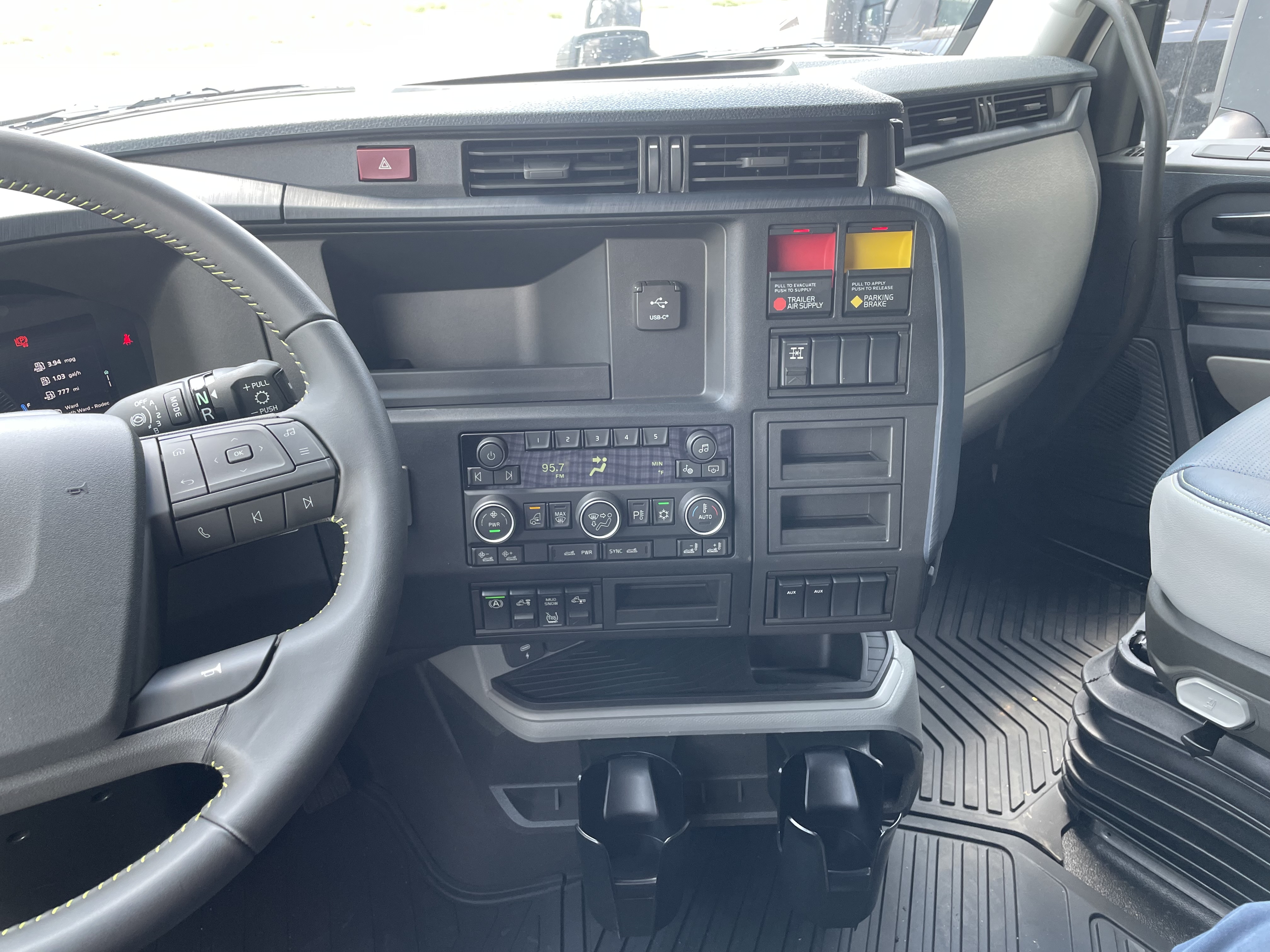 2026 Volvo - image 6