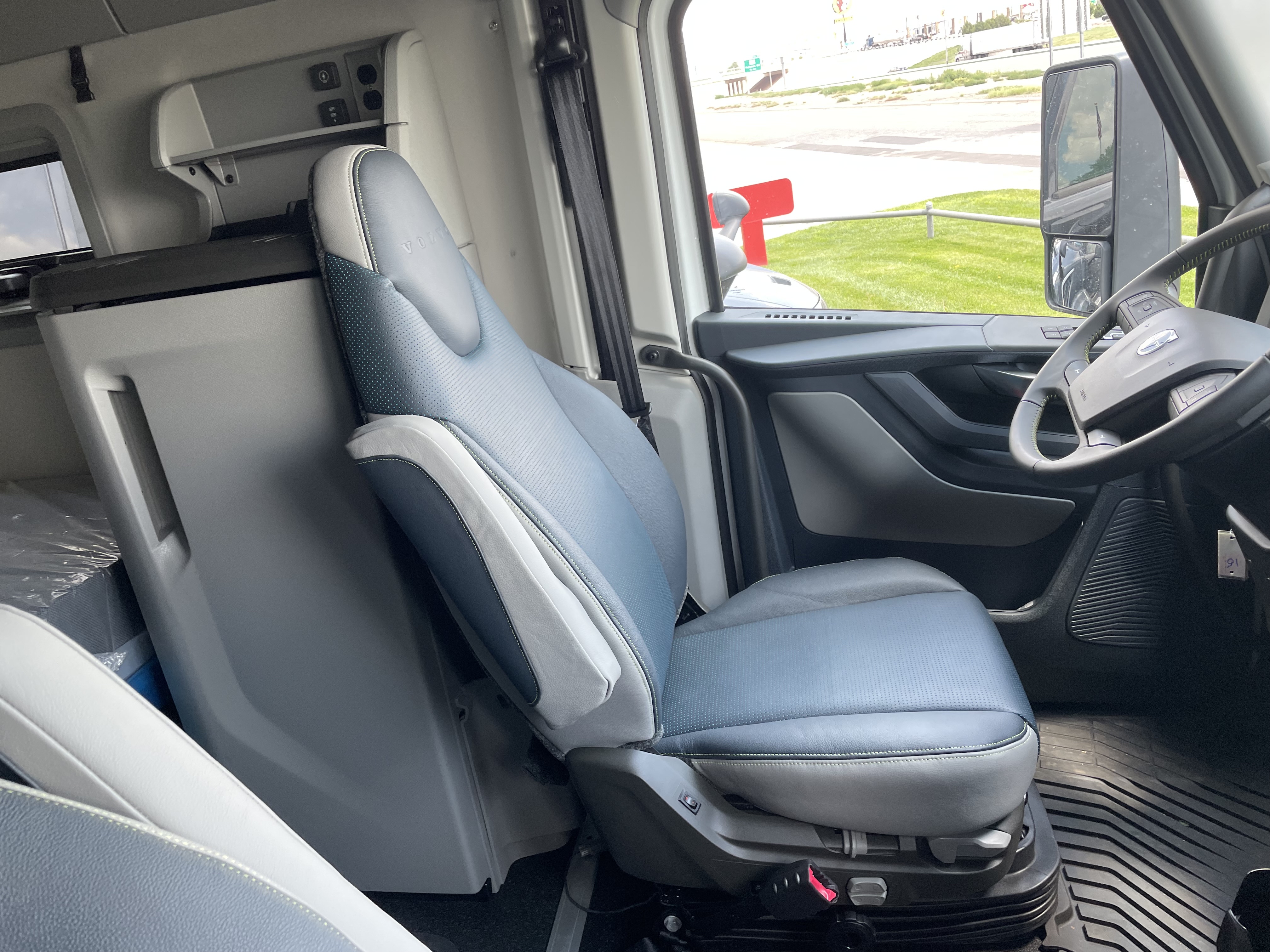 2026 Volvo - image 10