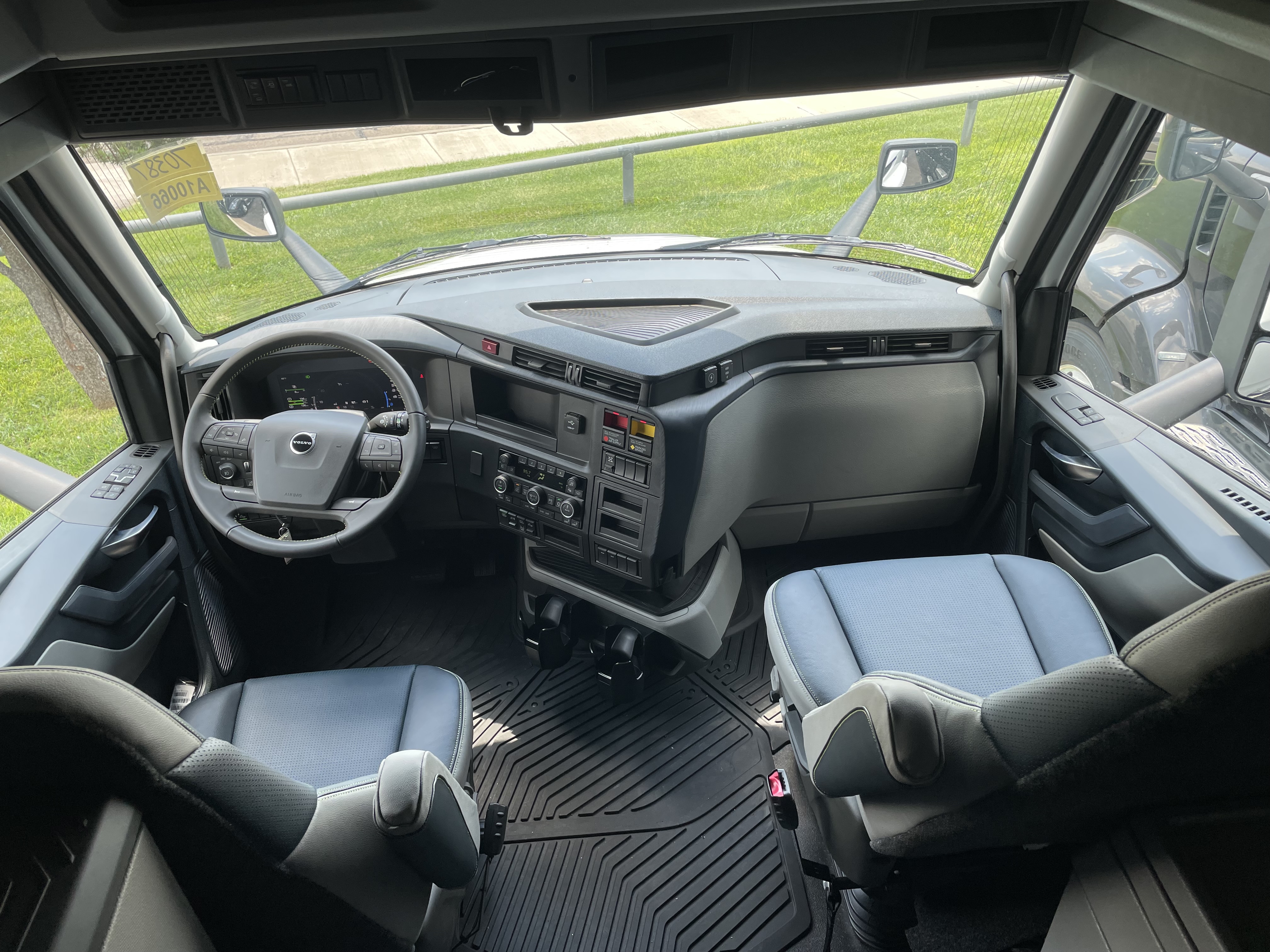 2026 Volvo - image 7