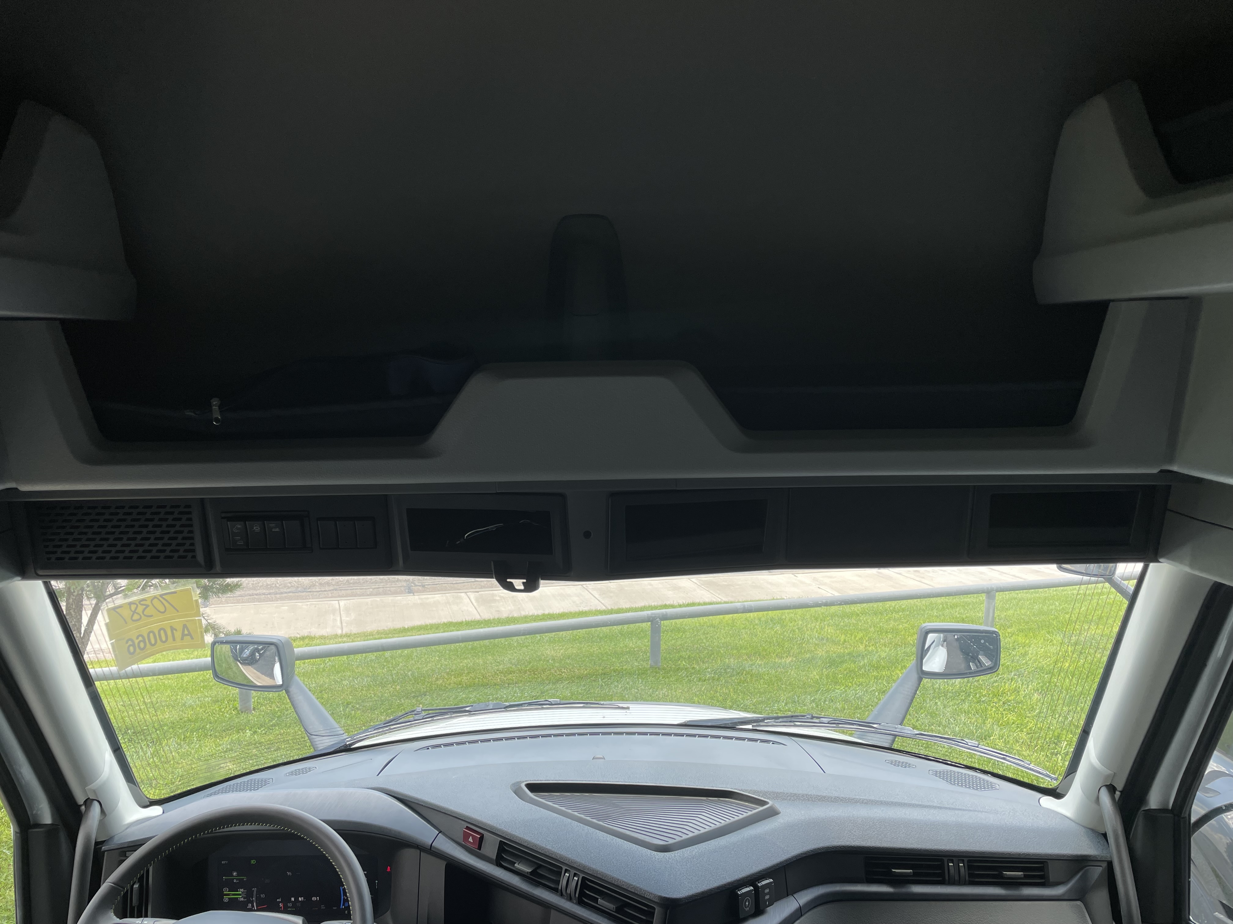 2026 Volvo - image 13