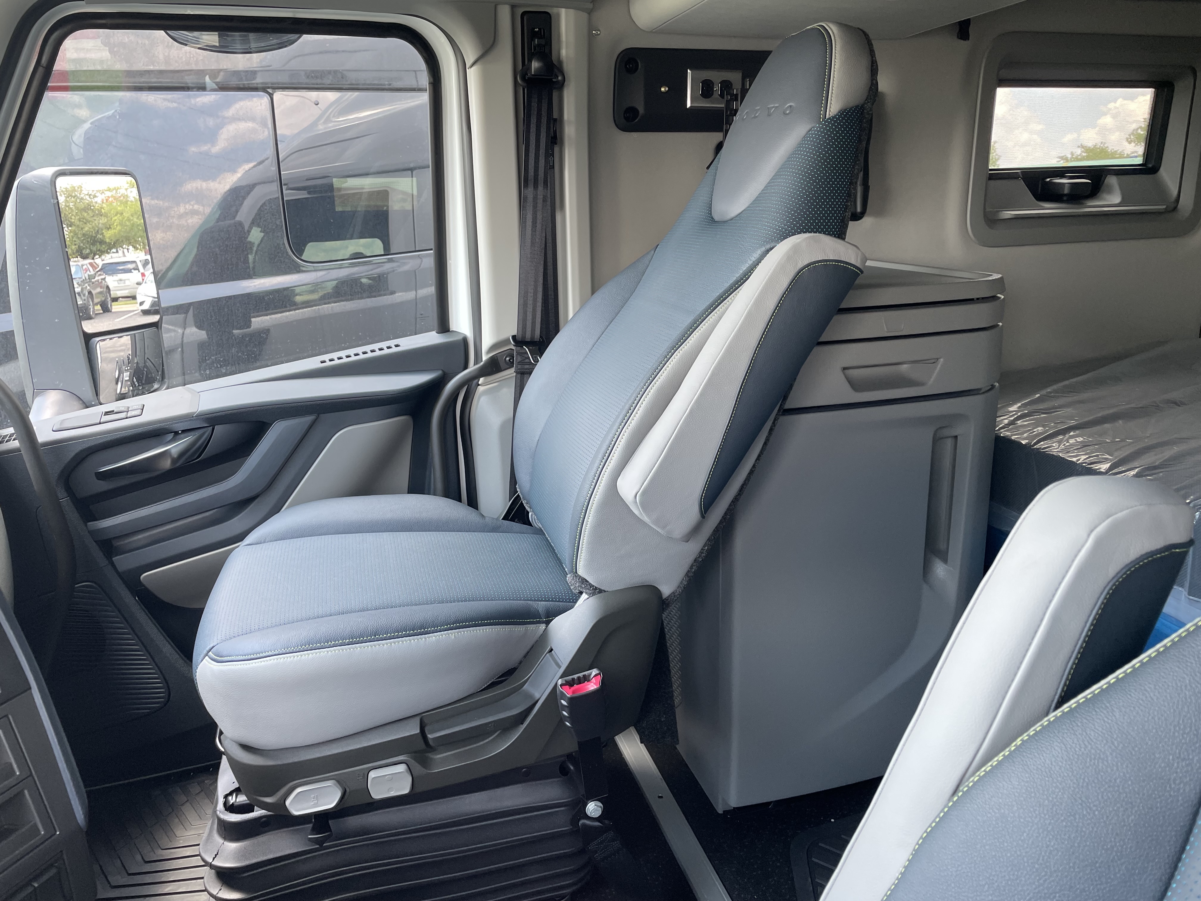 2026 Volvo - image 8