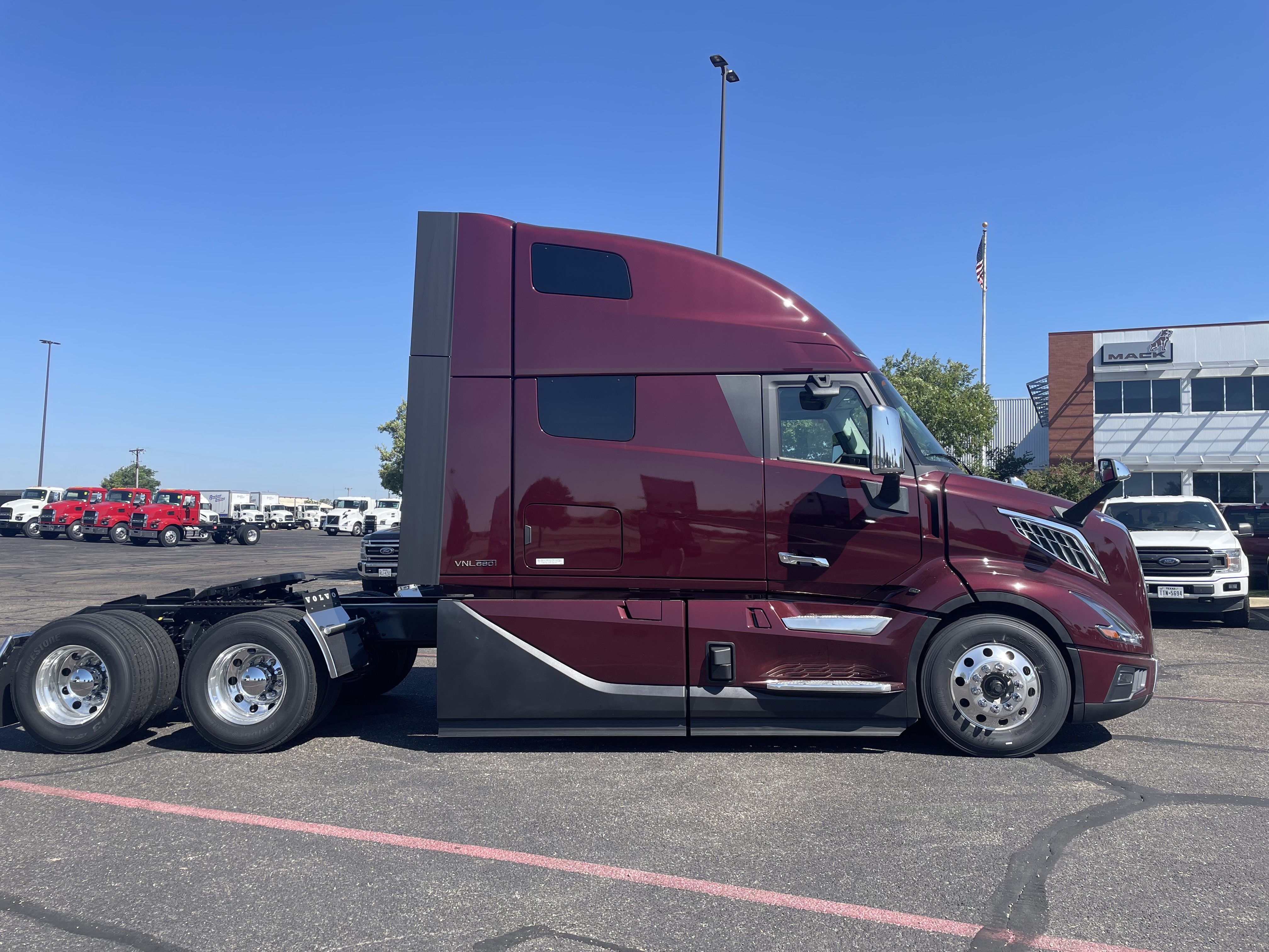 2026 Volvo - image 8