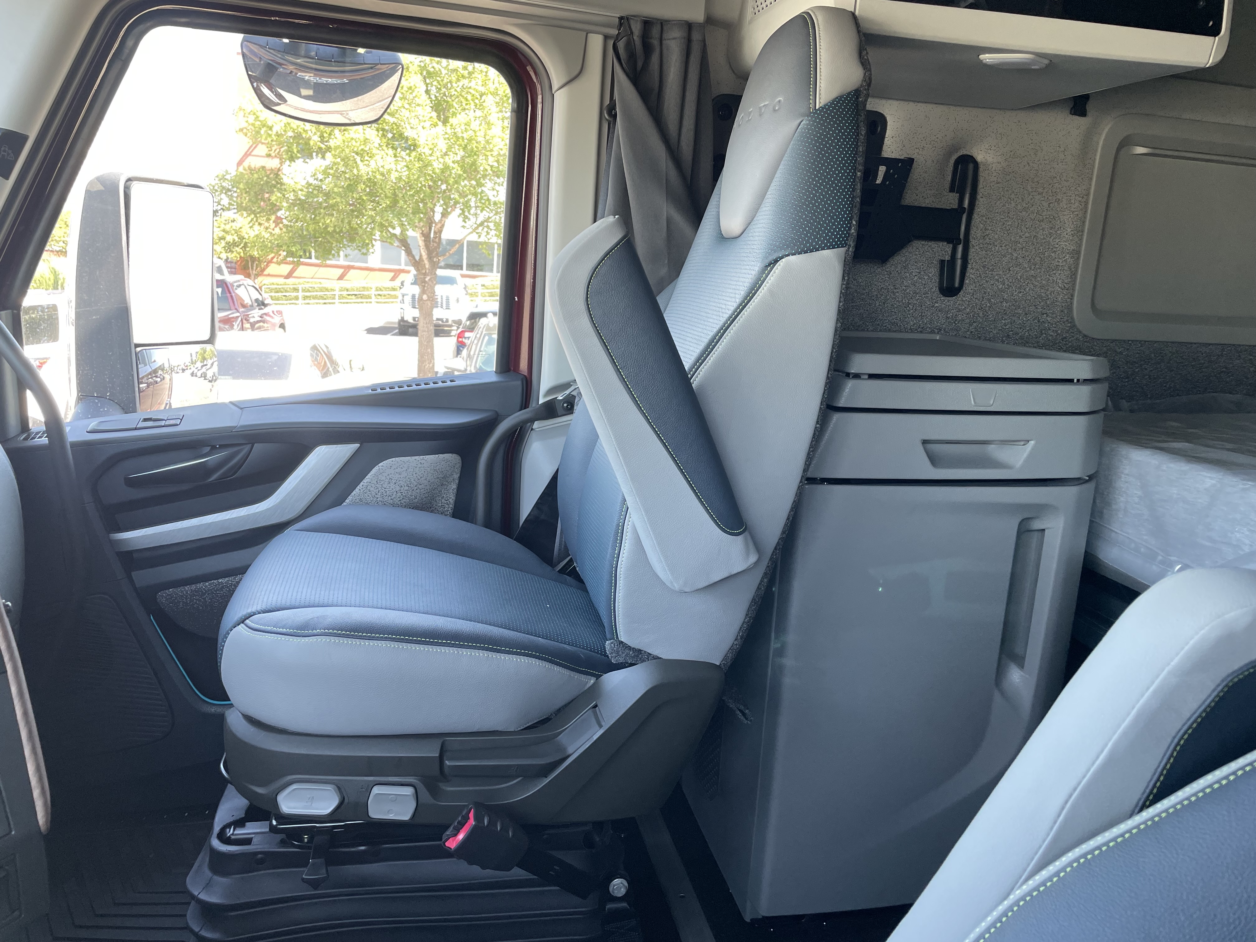 2026 Volvo - image 18