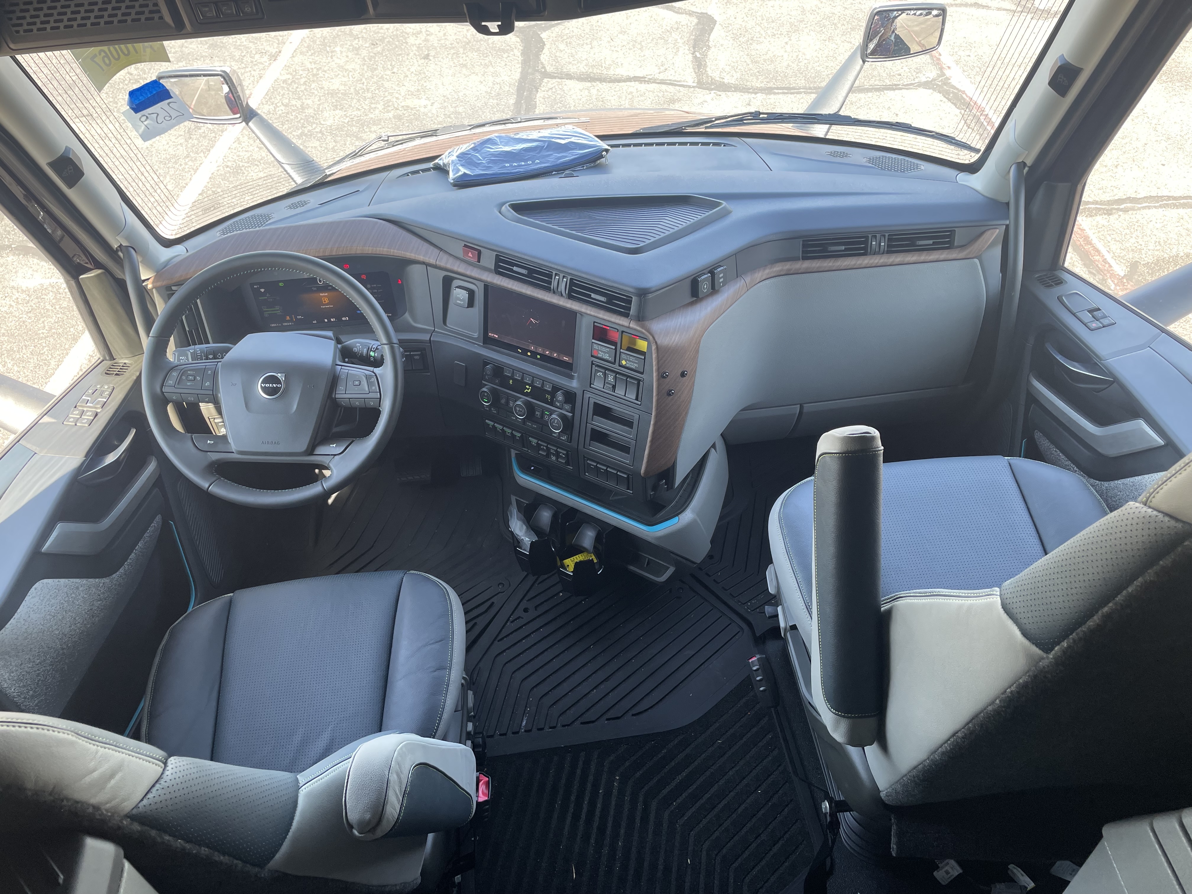 2026 Volvo - image 15