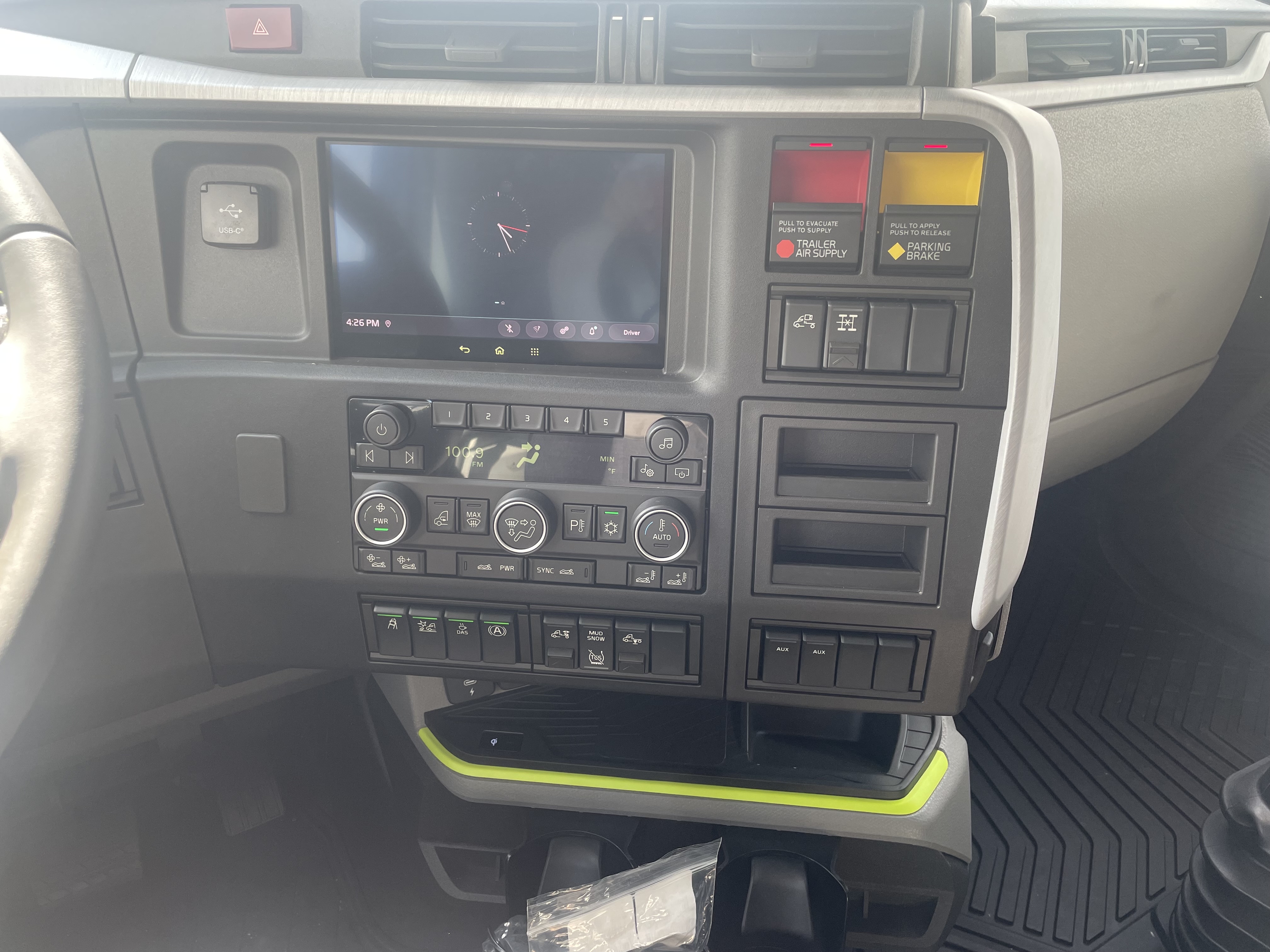 2026 Volvo - image 13