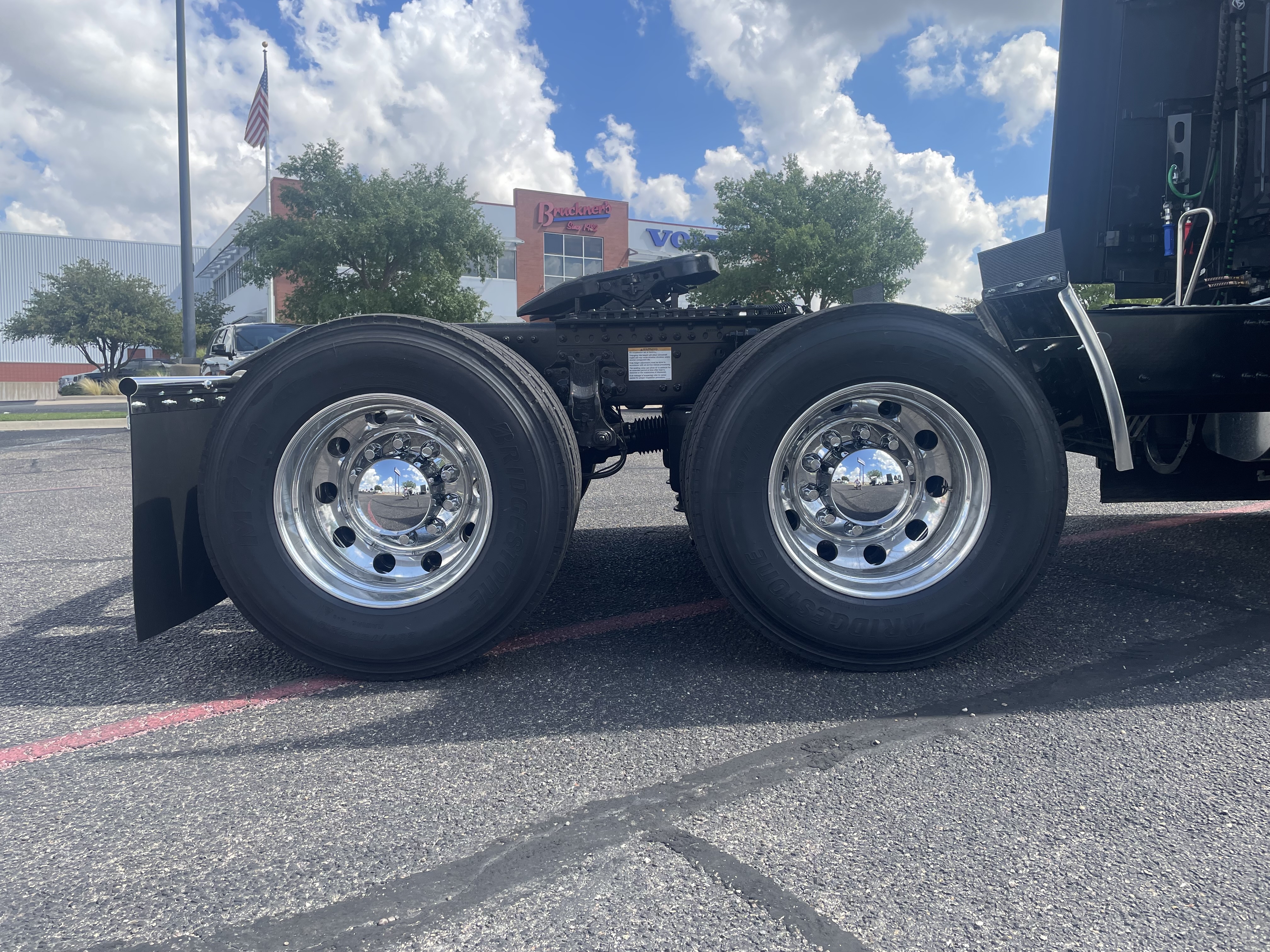 2026 Volvo - image 8