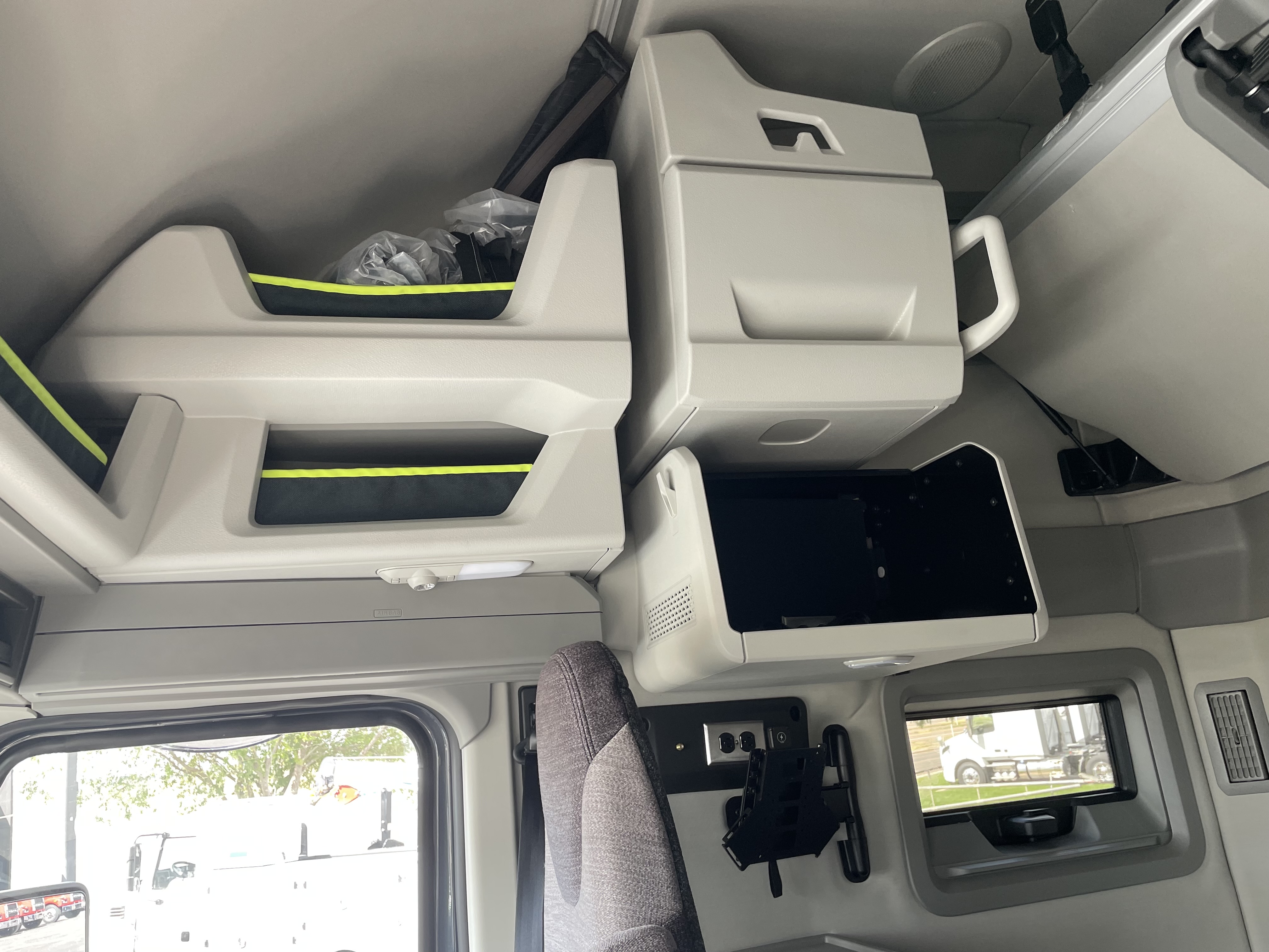 2026 Volvo - image 18