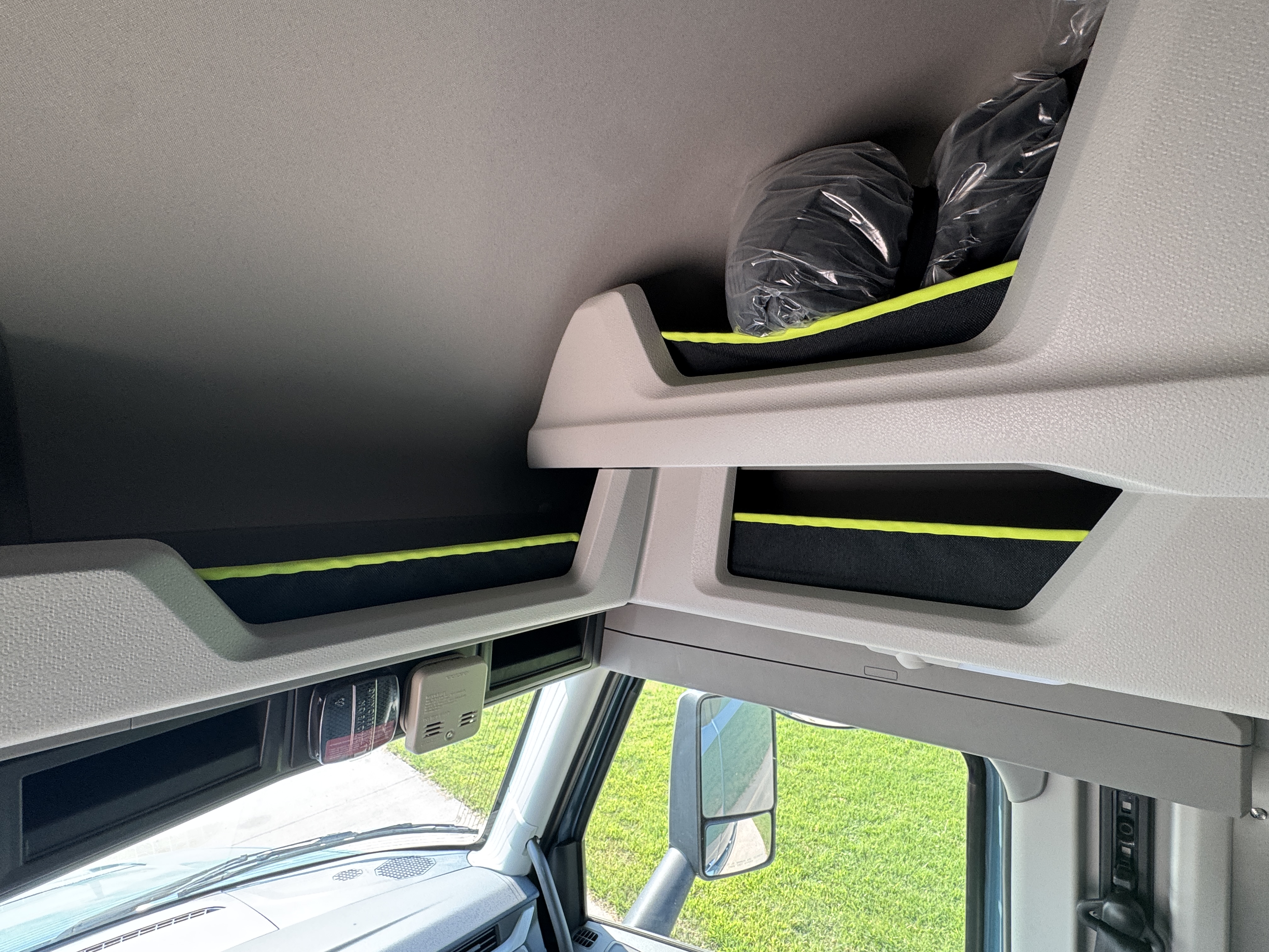 2026 Volvo - image 12