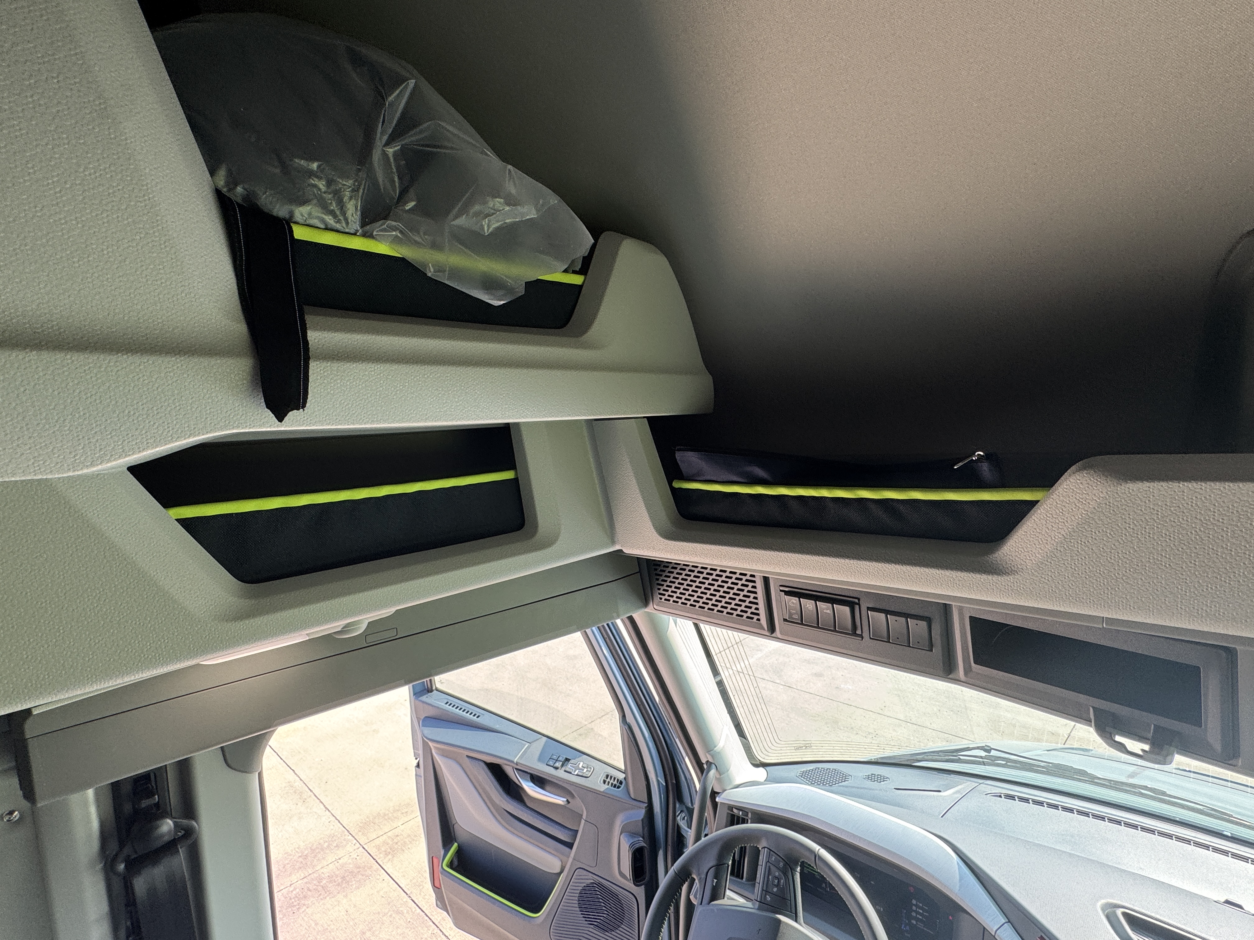 2026 Volvo - image 13