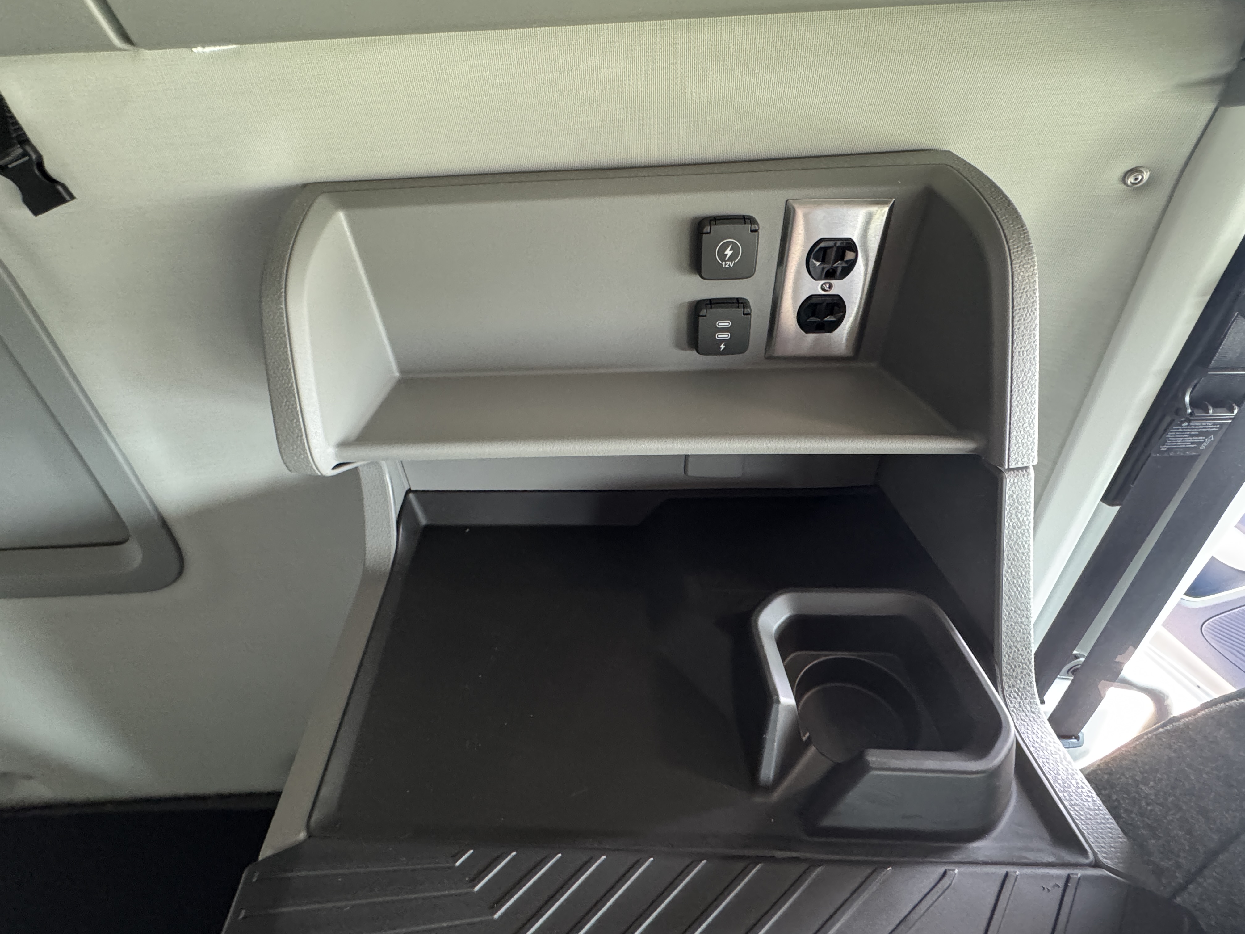 2026 Volvo - image 8