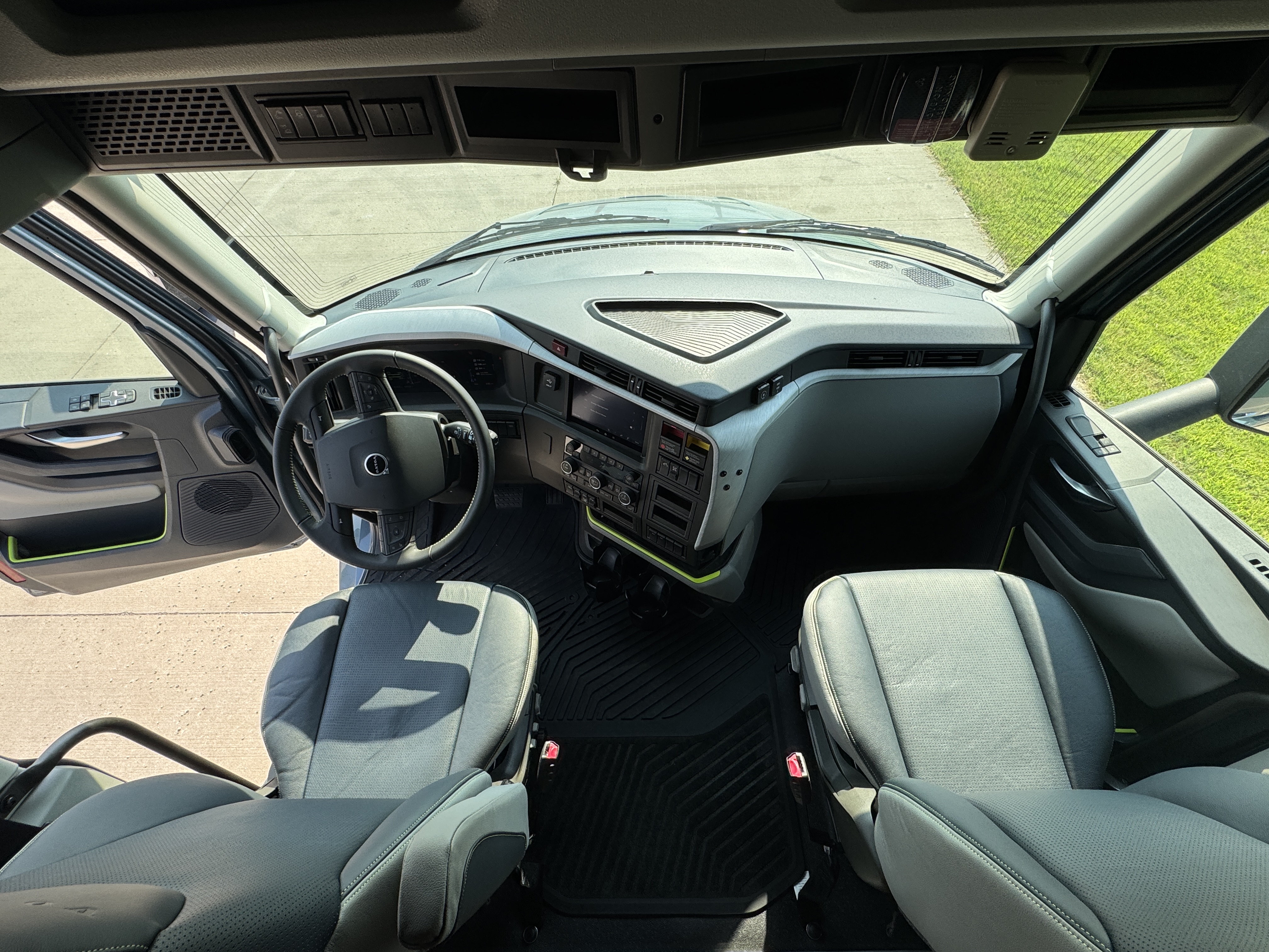 2026 Volvo - image 14