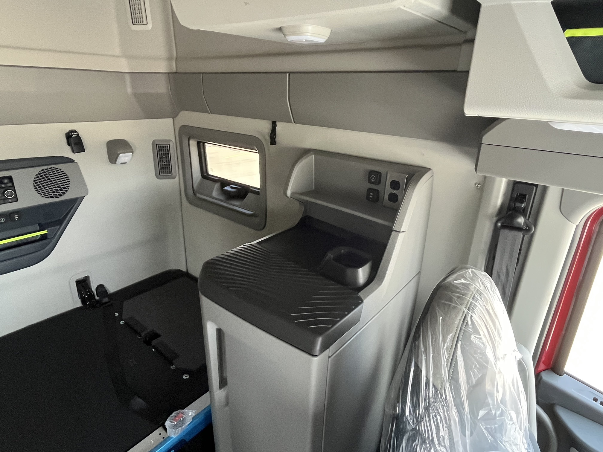 2026 Volvo - image 12