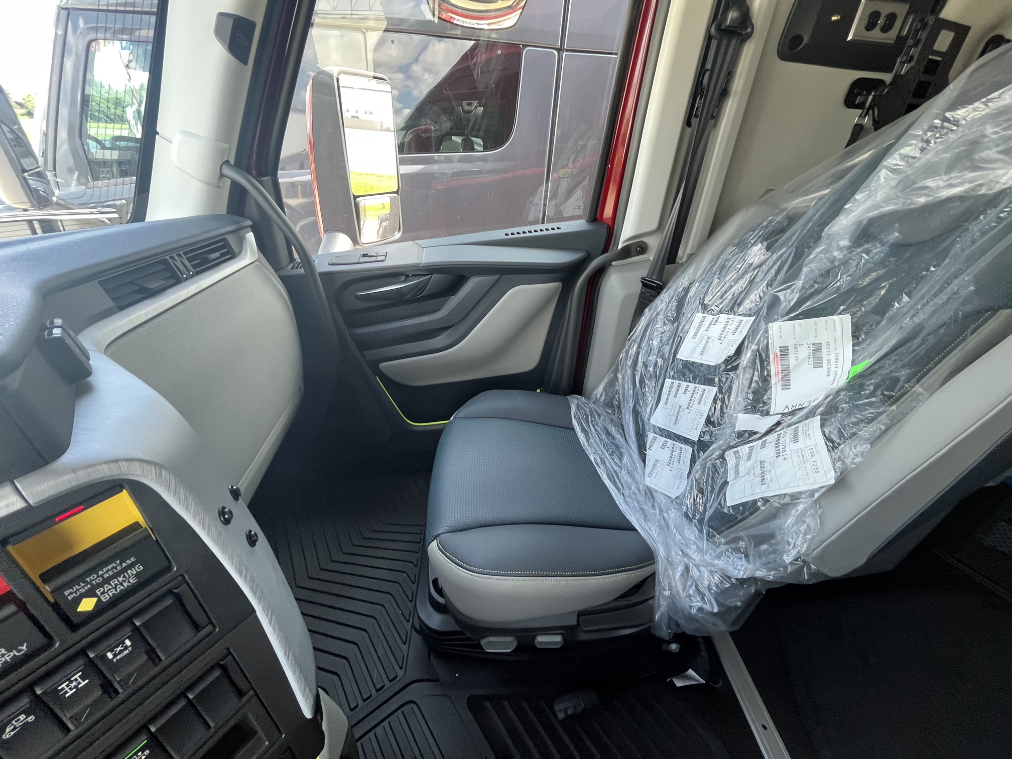 2026 Volvo - image 25