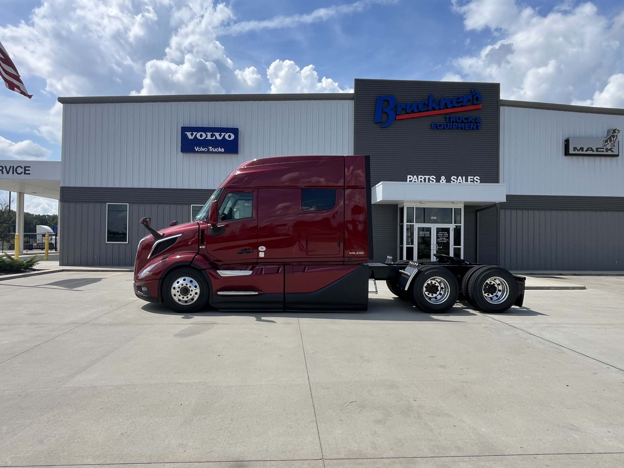 2026 Volvo - image 8