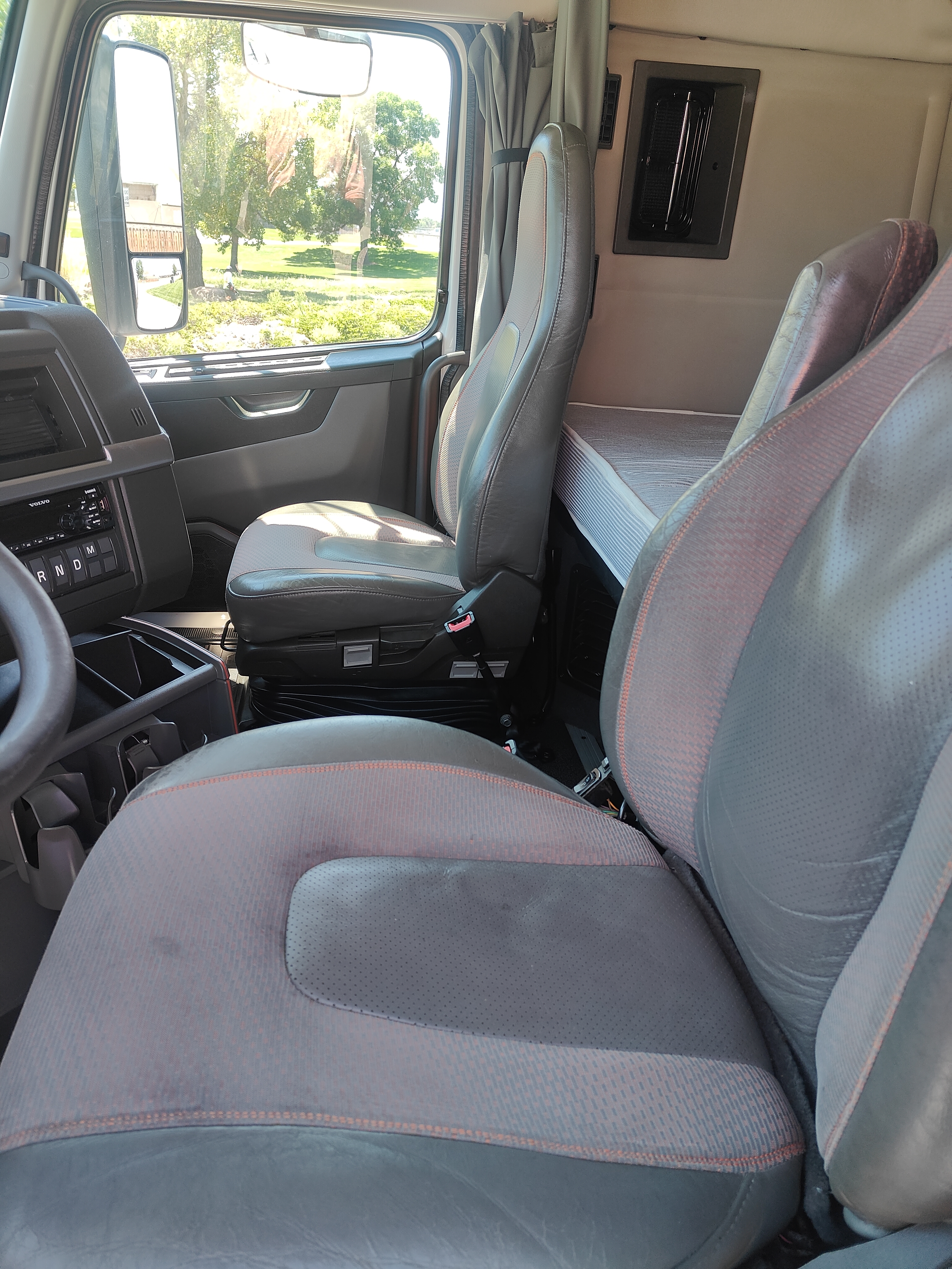 2021 Volvo - image 8