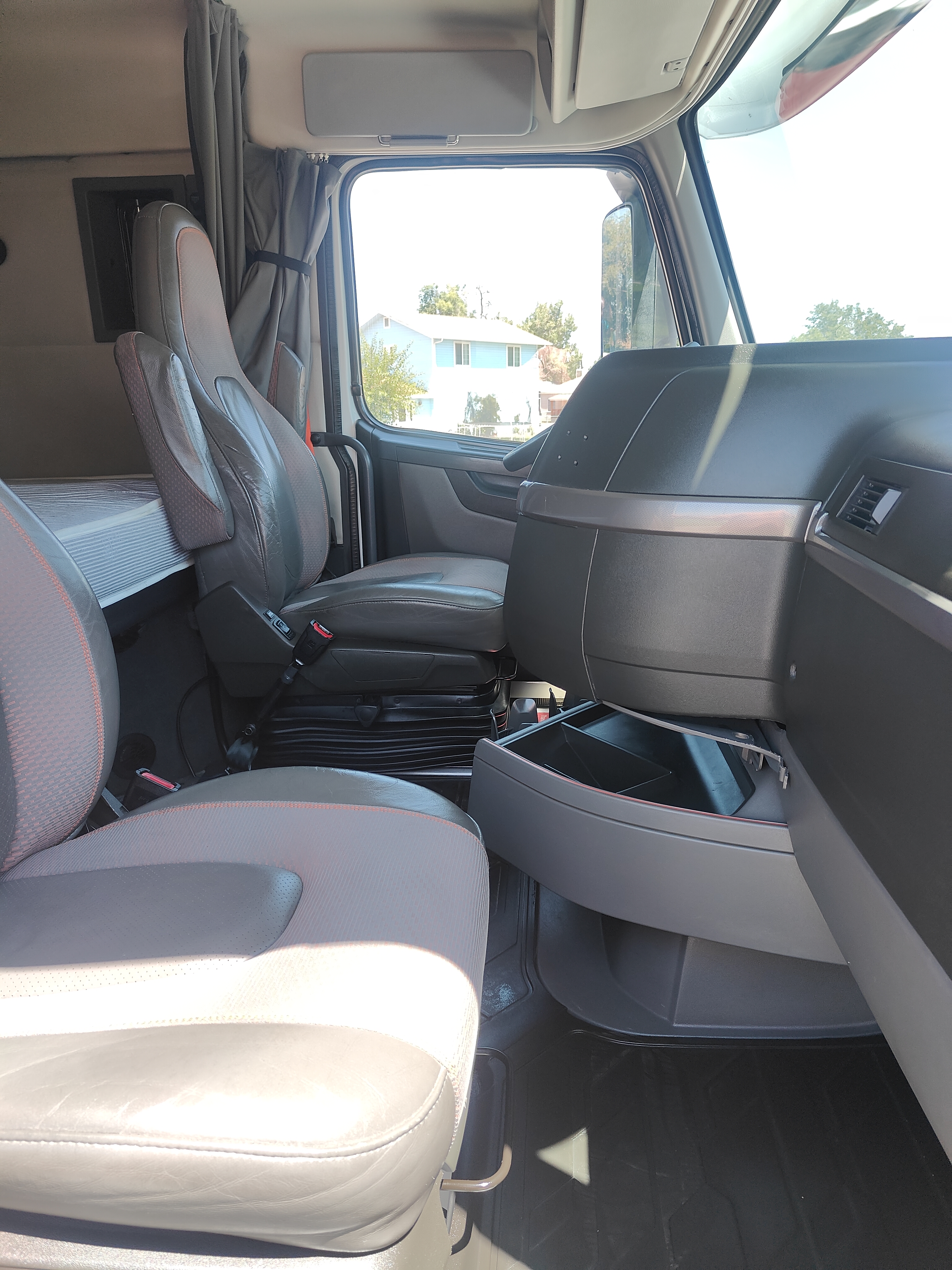 2021 Volvo - image 13