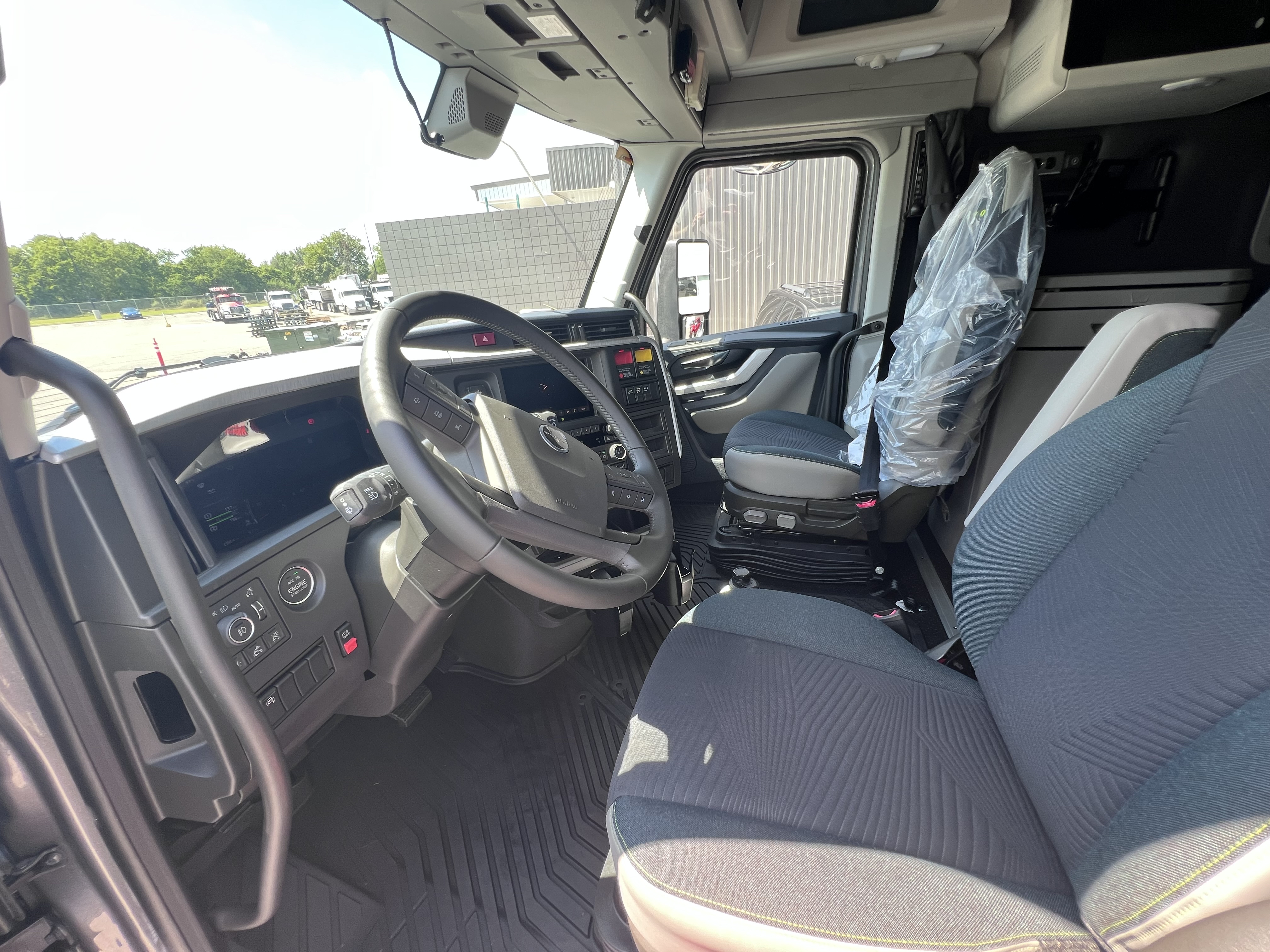 2026 Volvo - image 15