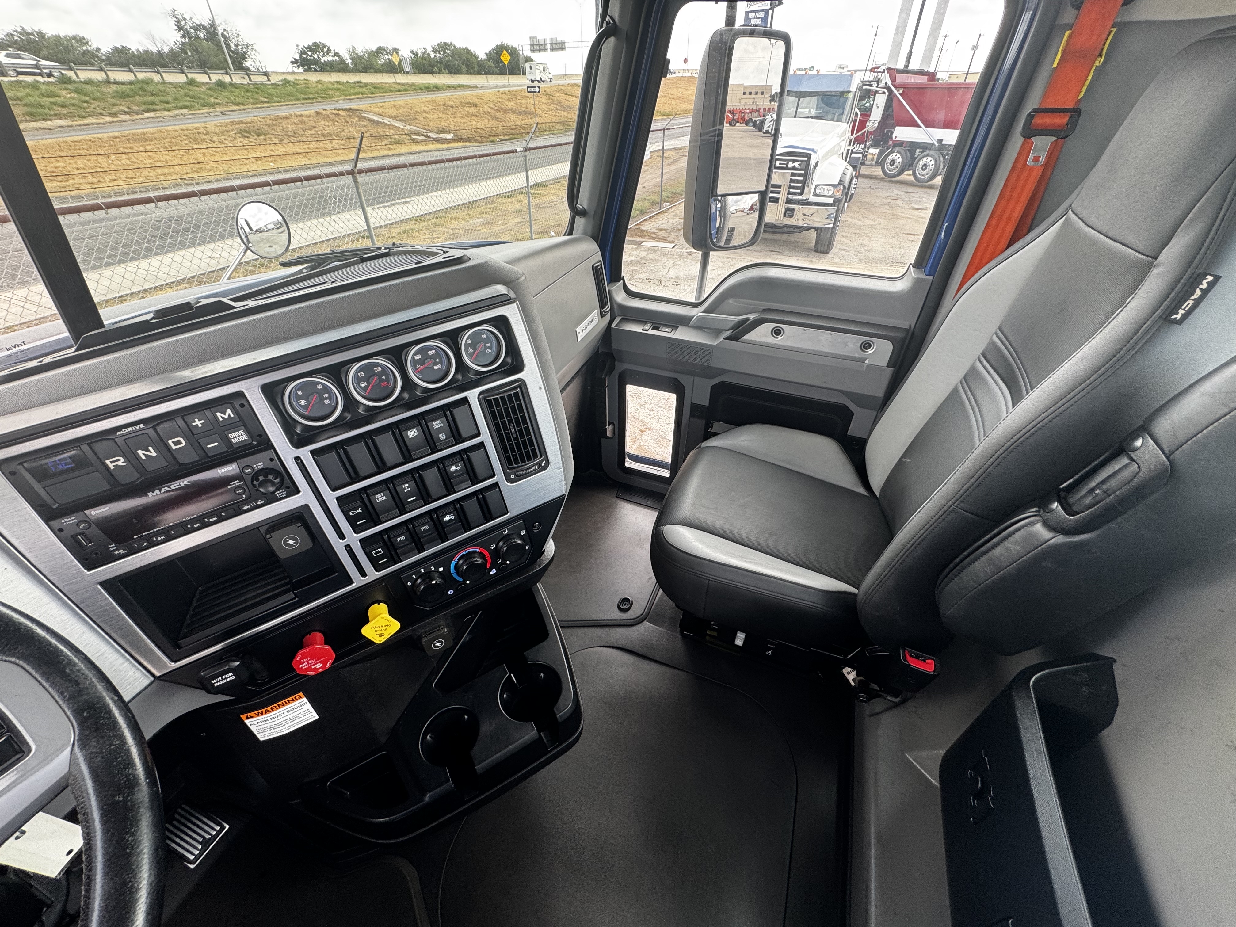 2024 Mack Granite - image 4